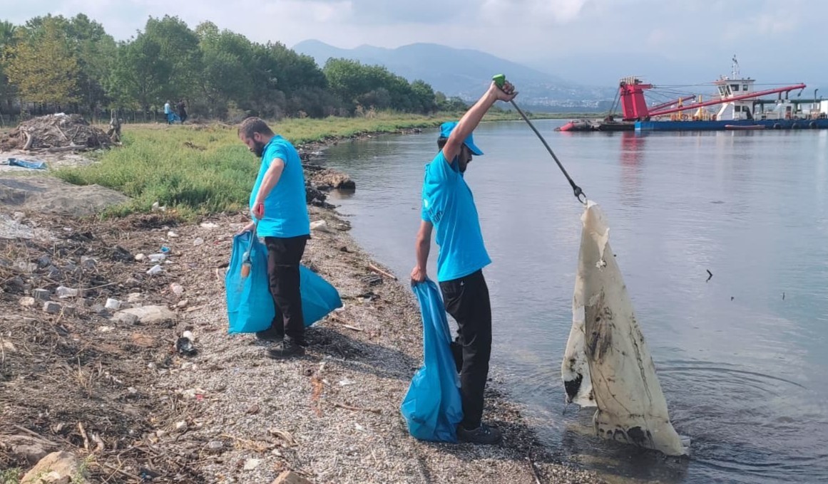 KOCAELİ'NİN SAHİL ŞERİTLERİNDE MESAİ YAPAN MAVİ TAKIM EKİPLERİNİN TEMİZLİK ÇALIŞMALARI SONUCUNDA BU YIL DENİZDEN VE KIYILARDAN 10 TON 81 KİLOGRAM ATIK UZAKLAŞTIRILDI.