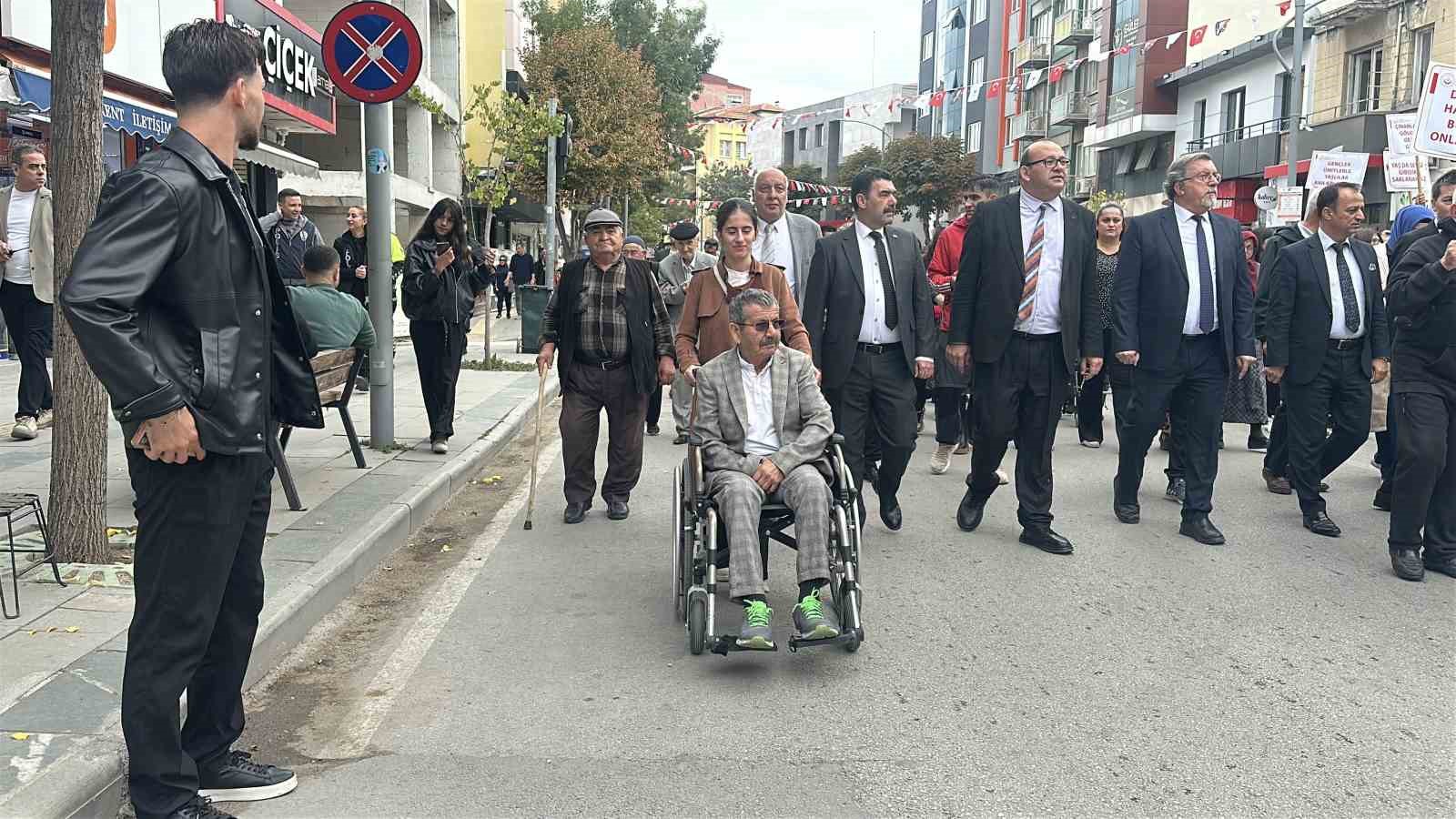 BURDUR'DA 1 EKİM DÜNYA YAŞLILAR GÜNÜ DOLAYISIYLA YAŞLILAR VE GENÇLERİN KATILDIĞI YÜRÜYÜŞ GERÇEKLEŞTİRİLDİ.