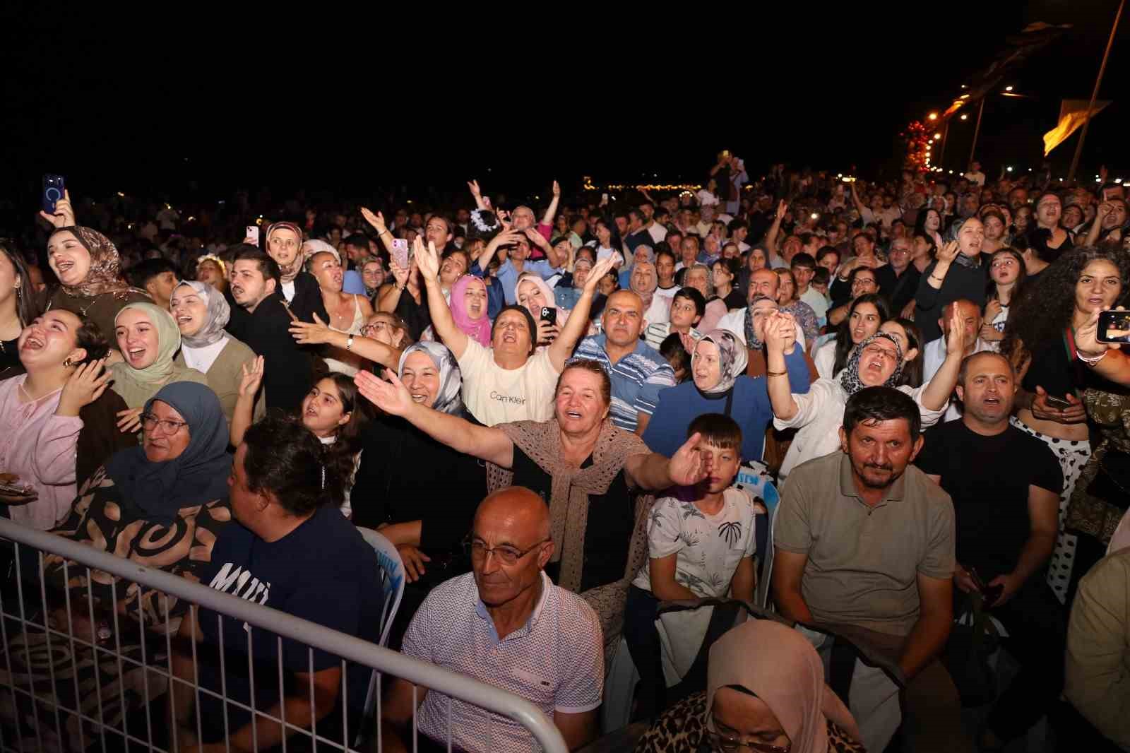 ALAÇAM İLÇESİ GEYİKKOŞAN YAZ KONSERLERİ’NDE RAFET EL ROMAN RÜZGARI ESTİ.
