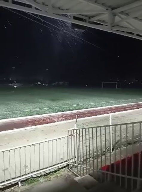 HATAY’DA KISA SÜRELİ ETKİLİ OLAN CEVİZ BÜYÜKLÜĞÜNDEKİ DOLU YAĞIŞI ÇEVREYİ BEYAZA BÜRÜDÜ. YAĞIŞLI HAVANIN GECE BOYUNCA ETKİLİ OLMASI BEKLENİRKEN BEYAZA BÜRÜNEN ALTINÖZÜ İLÇE STADYUMUNUN GÖRÜNTÜSÜ DİKKAT ÇEKTİ.