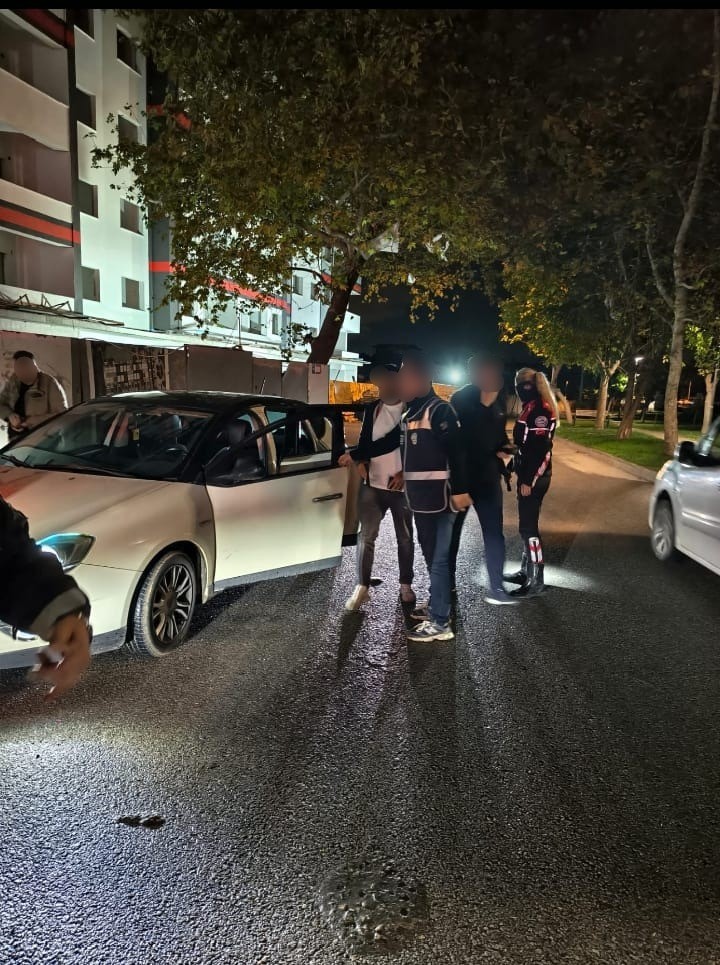 BURSA EMNİYET MÜDÜRLÜĞÜ EKİPLERİNCE YILDIRIM İLÇESİNDE GERÇEKLEŞTİRİLEN KAPSAMLI ASAYİŞ UYGULAMASINDA 539 KİŞİNİN SORGUSU YAPILIRKEN, ÇEŞİTLİ NOKTALARDA DENETLENEN 189 ARAÇTA HERHANGİ BİR SUÇ UNSURUNA RASTLANMADI. UYGULAMALARDA 2 YOKLAMA KAÇAĞI YAKALANIRKEN, 2 İŞ YERİNDE İSE İDARİ EKSİKLİK TESPİT EDİLDİ.
