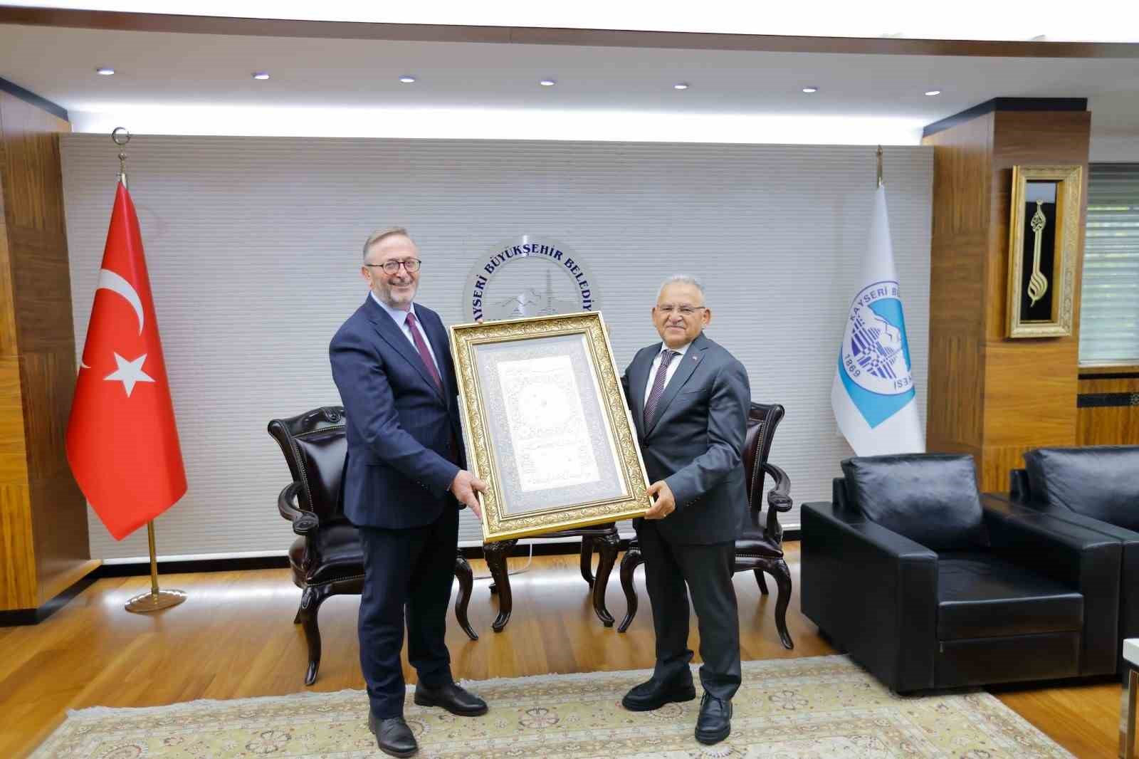 KÜLTÜR VE TURİZM BAKAN YARDIMCISI DR. COŞKUN YILMAZ, KAYSERİ BÜYÜKŞEHİR BELEDİYE BAŞKANI DR. MEMDUH BÜYÜKKILIÇ’I MAKAMINDA ZİYARET ETTİ.
