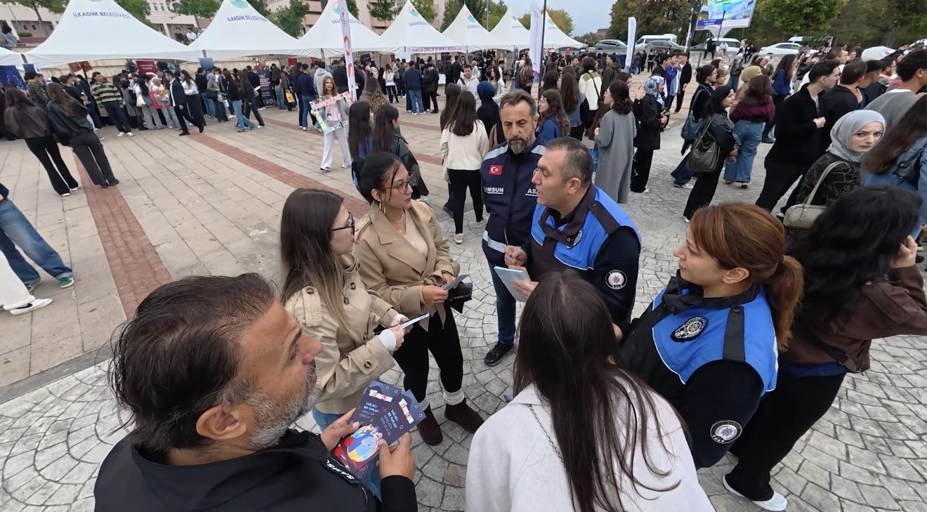 SAMSUN’DA YENİ AKADEMİK YILIN BAŞLAMASIYLA BİRLİKTE POLİS EKİPLERİ, ONDOKUZ MAYIS ÜNİVERSİTESİNE (OMÜ) YENİ KAYIT YAPTIRAN 3 BİN 250 ÖĞRENCİYE GÜVENLİK KONUSUNDA BİLGİLENDİRME YAPTI.