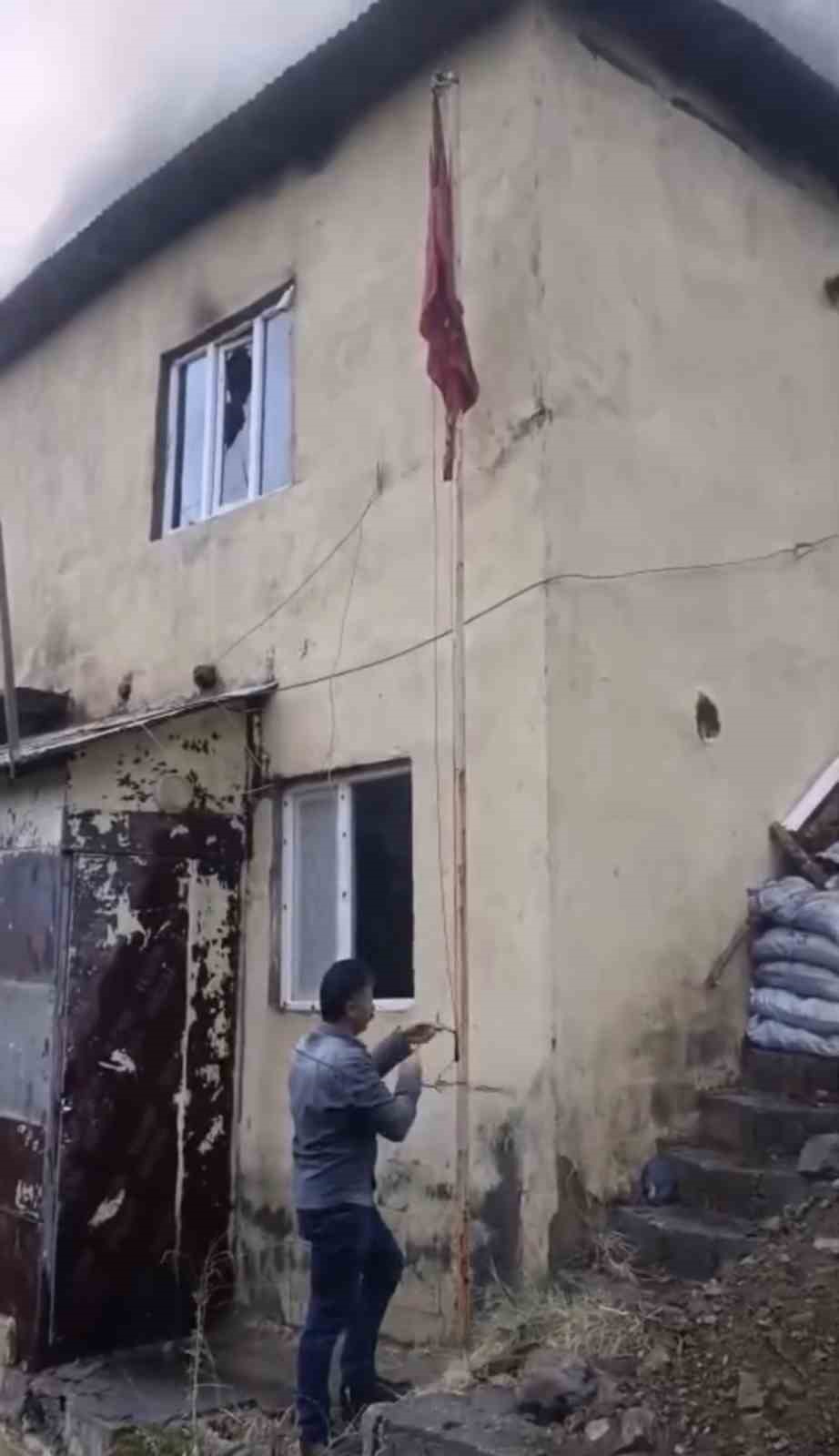 HAKKARİ’NİN YÜKSEKOVA İLÇESİNE BAĞLI DAĞLICA KÖYÜNDEKİ OKUL BİNASINDA ÇIKAN YANGIN SIRASINDA BİR VATANDAŞIN ALEVLERİN ARASINDAKİ TÜRK BAYRAĞINI SON ANDA İNDİREREK KURTARMASI TAKDİR TOPLADI.