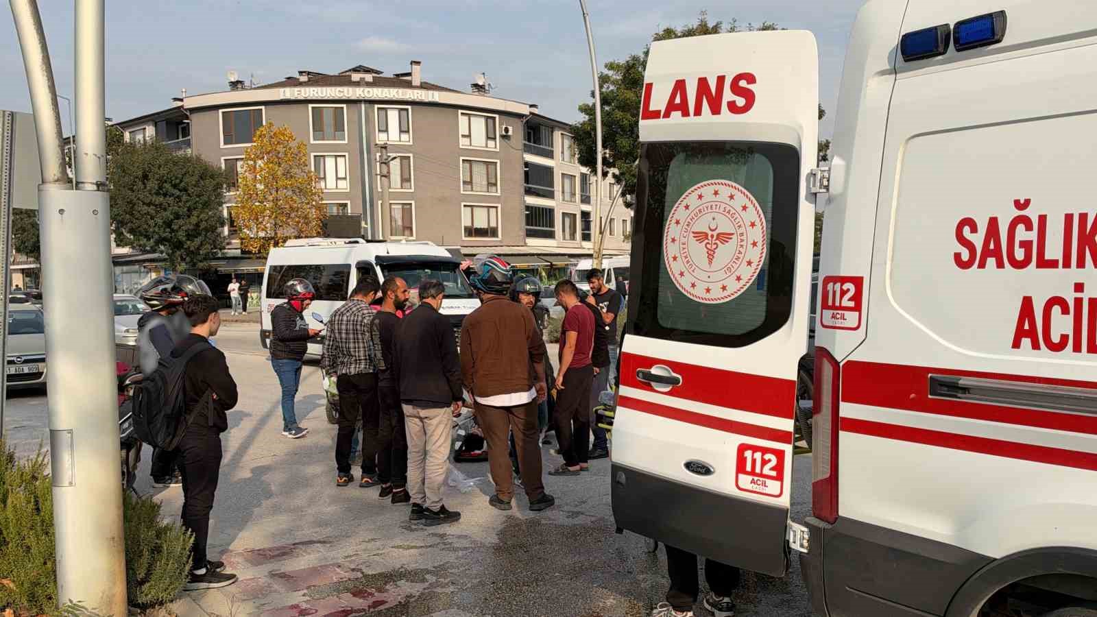 SAĞLIK EKİPLERİNİN OLAY YERİNDEKİ İLK MÜDAHALESİNİN ARDINDAN MOTOSİKLET SÜRÜCÜSÜ AMBULANSLA HASTANEYE KALDIRILDI.