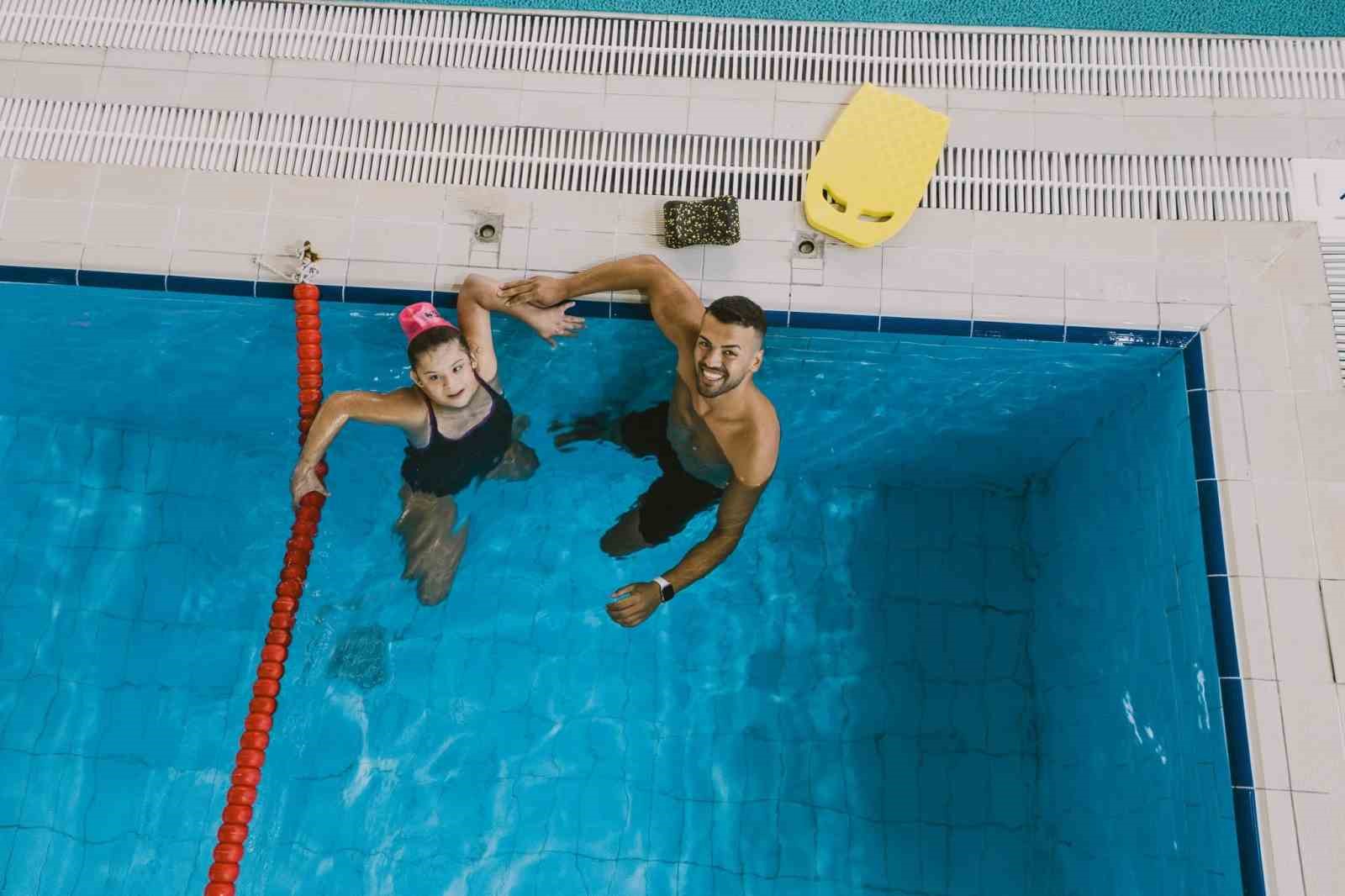 AYDIN’DA ÖZEL SPORCULAR, PINARBAŞI YÜZME HAVUZU’NDA DÜZENLENEN ÇALIŞMALARLA YÜZME SPORUYLA BULUŞTURULUYOR.