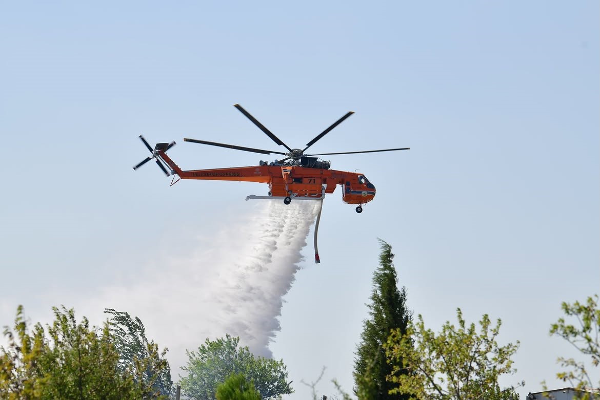 ÇANAKKALE'NİN EZİNE İLÇESİNDE ÇIKAN ORMAN YANGININA ORMAN BÖLGE MÜDÜRLÜĞÜ EKİPLERİNİN HAVADAN VE KARADAN MÜDAHALESİYLE KONTROL ALTINA ALINDI.