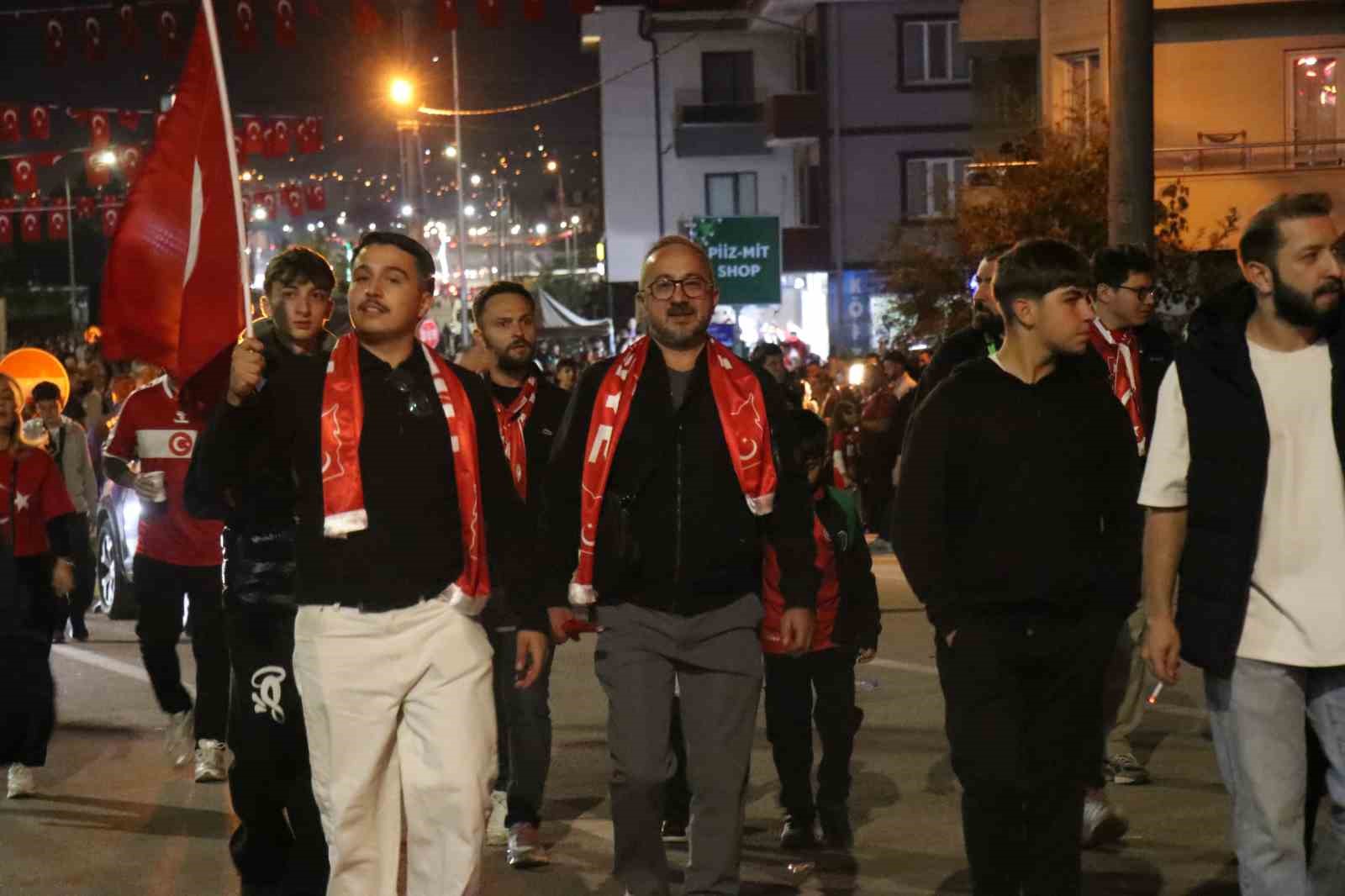 UEFA ULUSLAR A LİGİ 1. GRUP'TAKİ İLK MAÇINDA A MİLLİ FUTBOL TAKIMIN, KOCAELİ STADYUMU'NDA FRANSA İLE KARŞI KARŞIYA GELECEĞİ MAÇA DAKİKALAR KALA, STADYUM GİRİŞİNDE BİNLERCE TARAFTAR RENKLİ GÖRÜNTÜLER OLUŞTURDU.