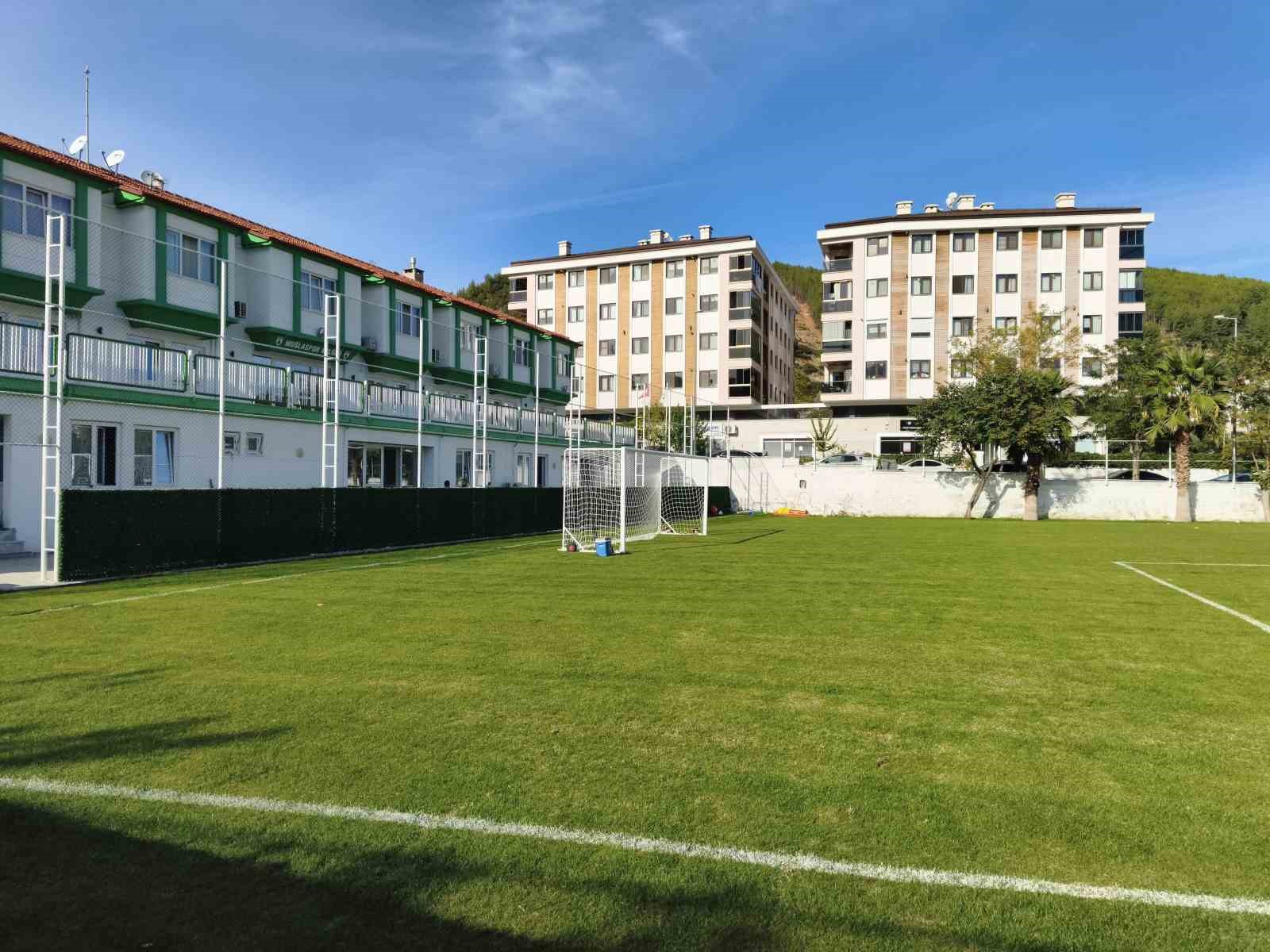 MUĞLASPOR’UN AKYOL TESİSLERİ ÖNÜNDE BULUNAN ANTRENMAN SAHASINA, KULÜBÜN ESKİ BAŞKANLARINDAN HAMDİ YÜCEL GÜRSOY’UN ADI VERİLDİ. BAŞKAN MENAF KIYANÇ, KARARIN MUĞLASPOR’A EMEK VEREN İSİMLERE DUYULAN VEFA VE SAYGININ GÖSTERGESİ OLDUĞUNU SÖYLEDİ.