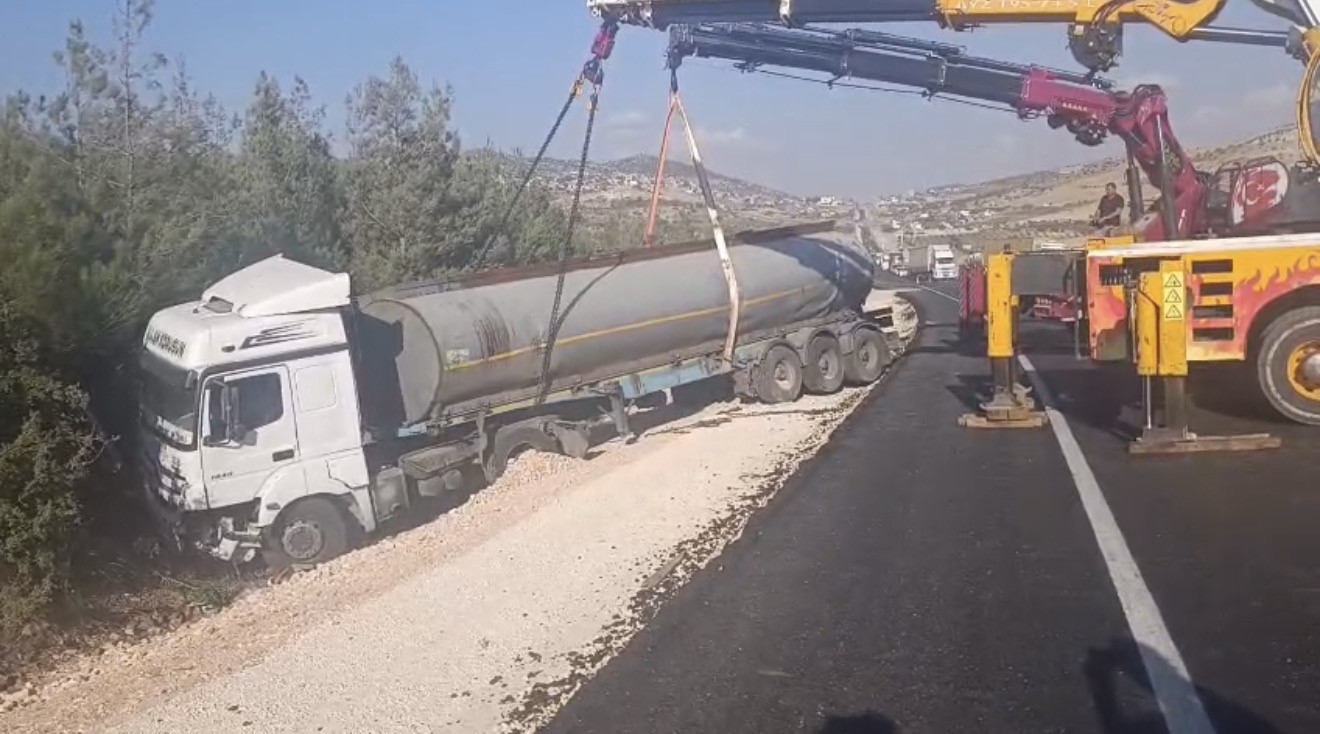 GELİN KONVOYUNA ÇARPMAMAK İÇİN MANEVRA YAPAN TANKER YOLDAN ÇIKTI
