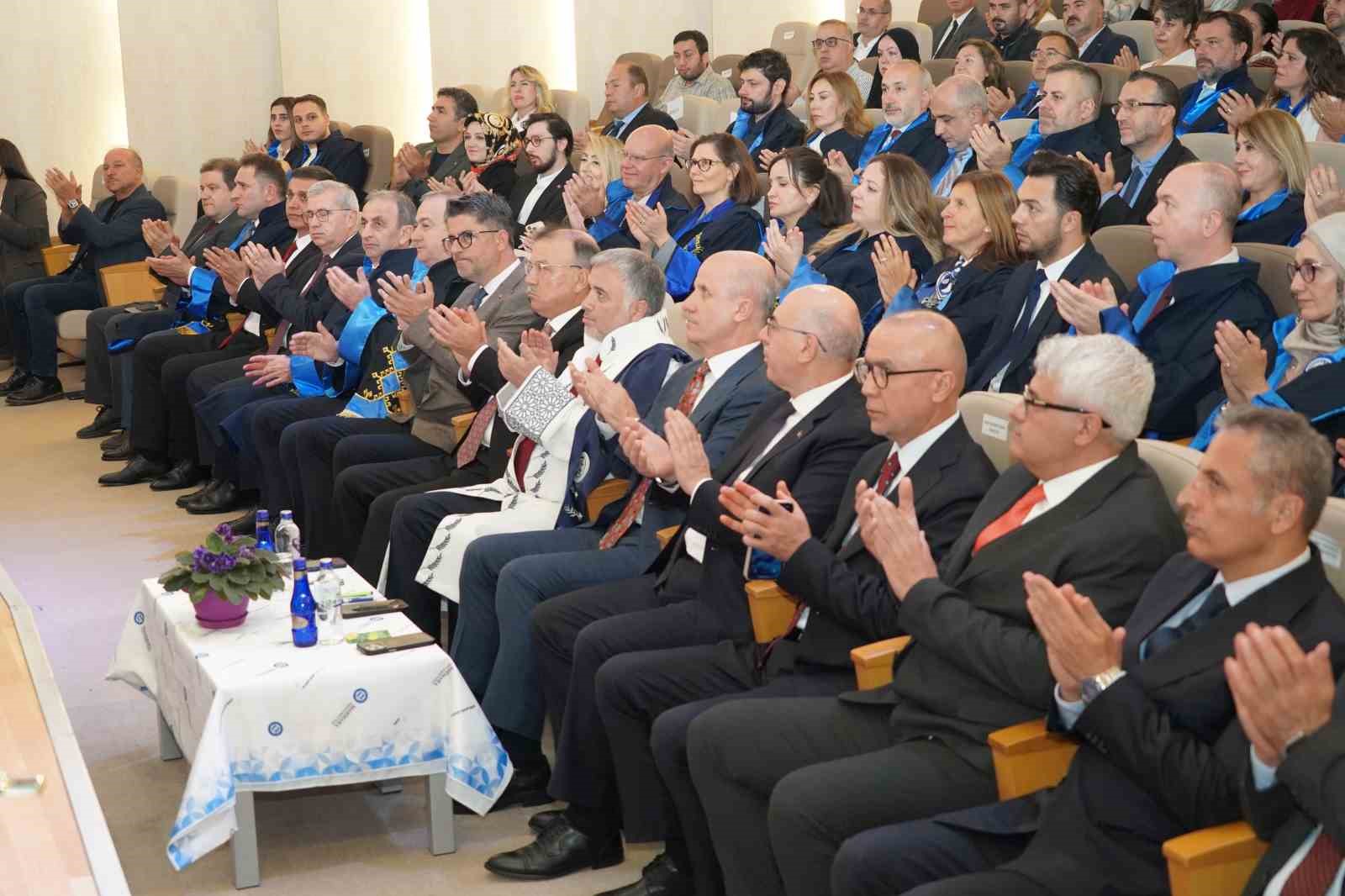 YÜKSEKÖĞRETİM KURULU (YÖK) BAŞKANI EROL ÖZVAR, ÜNİVERSİTELERDE ÇOKTAN SEÇMELİ SINAV YÖNTEMİNİN YAYGINLAŞMASINI DOĞRU BULMADIKLARINI BELİRTEREK, BU KONUDA ÜNİVERSİTELERE GEREKLİ UYARILARIN YAPILDIĞINI VE ÖLÇME-DEĞERLENDİRME UYGULAMALARININ YAKINDAN TAKİP EDİLECEĞİNİ AÇIKLADI.