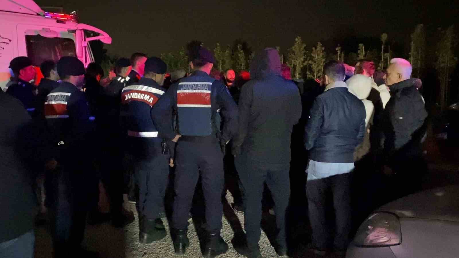 BURSA’NIN İNEGÖL İLÇESİNDE FAALİYET GÖSTEREN BİR GİYSİ FABRİKASINDA, 2 AYDIR MAAŞLARINI ALAMADIKLARINI ÖNE SÜREN İŞÇİLER İLE FABRİKA YETKİLİLERİ ARASINDA GERGİNLİK YAŞANDI. İHBAR ÜZERİNE OLAY YERİNE GELEN JANDARMA EKİPLERİ, TARAFLARI SAKİNLEŞTİREREK UZLAŞMA SAĞLAMAYA ÇALIŞTI.