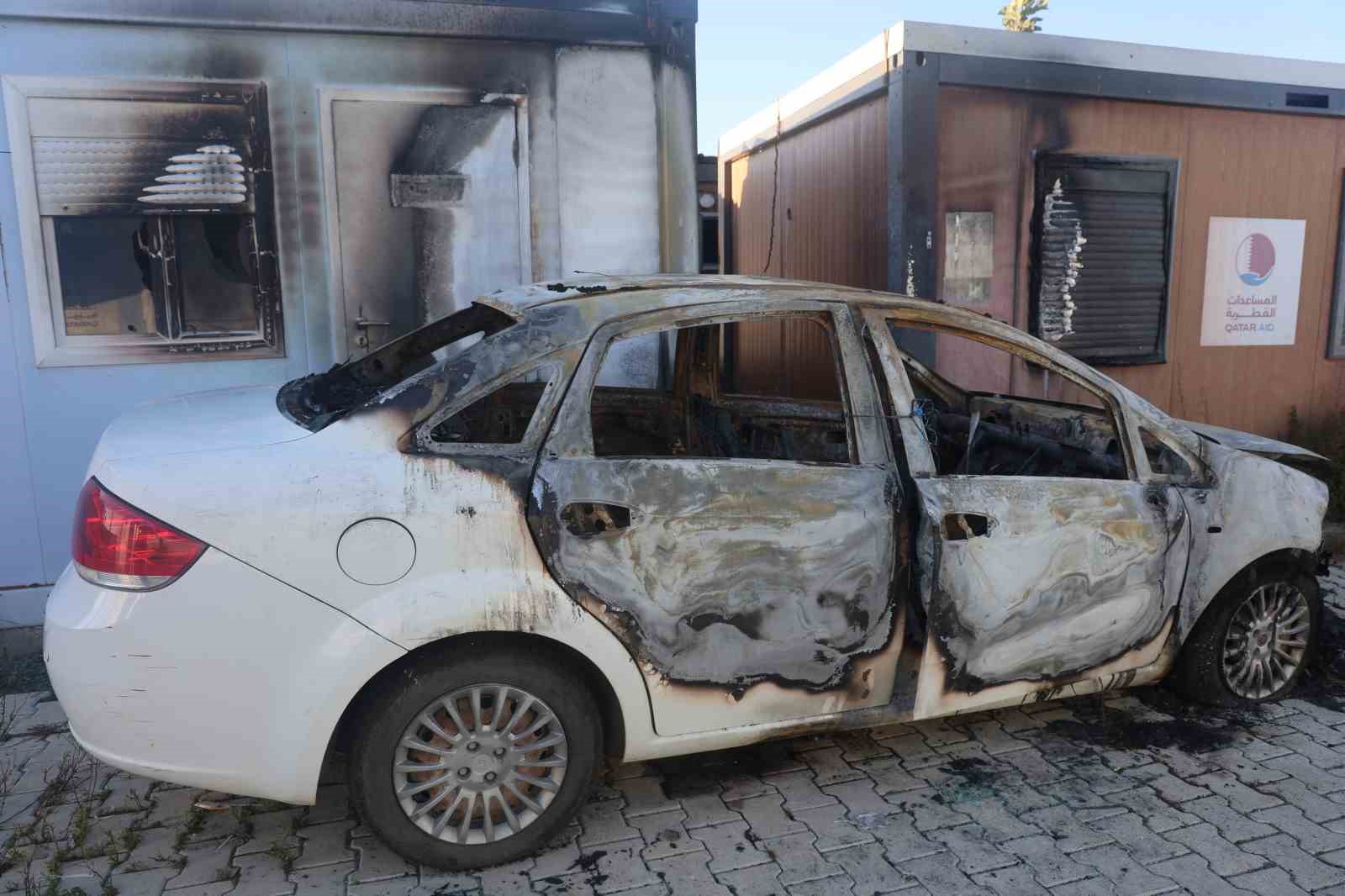 HATAY'IN ANTAKYA İLÇESİNDE KONTEYNER KENTTE PARK HALİNDEKİ OTOMOBİL GECE SAATLERİNDE YANARAK KULLANILAMAZ HALE GELDİ. ARACIN CAMININ KIRILDIĞINI VE KISA DEVRE YAPTIRILARAK ÇALIŞTIRILMAYA ÇALIŞILDIĞINI ÖNE SÜREN DEPREMZEDE ARAÇ SAHİBİ YAHYA BOYACI, OTOMOBİLİNİN KUNDAKLANDIĞINI İDDİA EDEREK SUÇLUNUN BULUNMASINI İSTEDİĞİNİ SÖYLEDİ.