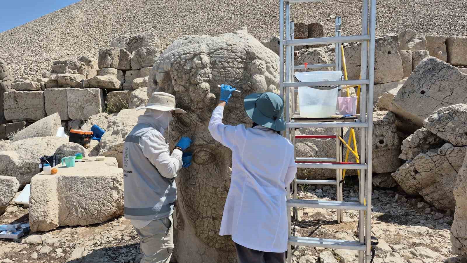 ADIYAMAN'DA UNESCO DÜNYA KÜLTÜR MİRASI LİSTESİ'NDE BULUNAN NEMRUT DAĞI'NDAKİ TARİHİ HEYKELLER, ZAMANA VE DOĞA ŞARTLARINA KARŞI NANO TEKNOLOJİYLE HAZIRLANAN ÖZEL KİREÇ ÇÖZELTİSİ KULLANILARAK GÜÇLENDİRİLİYOR.