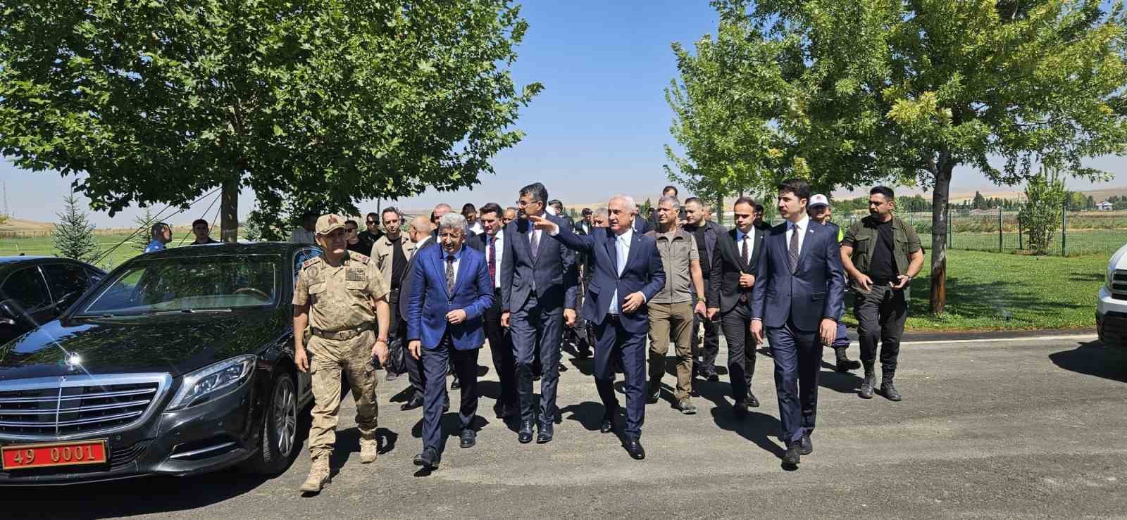 İÇİŞLERİ BAKAN YARDIMCISI ÇELİK, MALAZGİRT ZAFERİ ETKİNLİKLERİNİN YAPILACAĞI ALANI İNCELEDİ