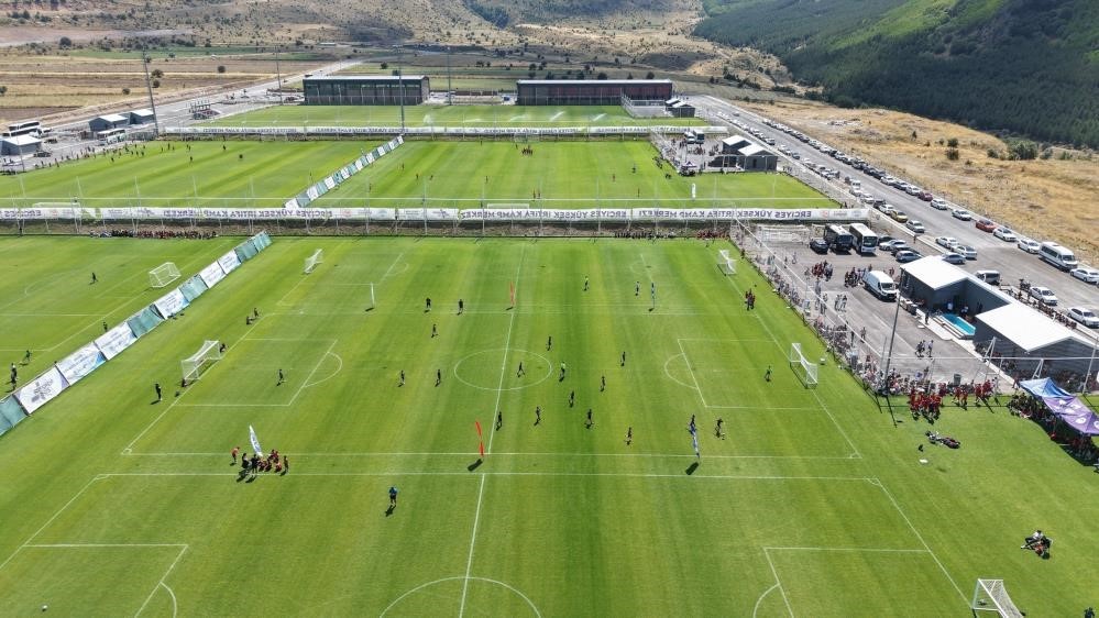 ERCİYES AŞ YÖNETİM KURULU BAŞKANI ZAFER AKŞEHİRLİOĞLU, DENİZ SEVİYESİNDEN BİN 850 METRE YÜKSEKLİKTE BULUNAN YÜKSEK İRTİFA KAMP MERKEZİ'NDE YAZ AYINDA 40'IN ÜZERİNDE TAKIMI AĞIRLADIKLARINI KAYDETTİ.