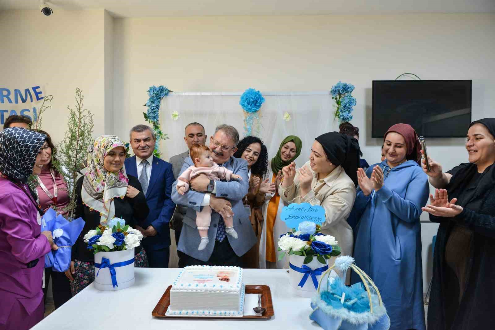KEPEZ DEVLET HASTANESİ’NDE, NORMAL DOĞUM HAFTASI VE EMZİRME HAFTASI KAPSAMINDA, ANTALYA İL SAĞLIK MÜDÜRÜ PROF. DR. BEHZAT ÖZKAN, KEPEZ DEVLET HASTANESİ BAŞHEKİMİ OP. DR. RAMAZAN GÜRKAN VE HASTANE ÇALIŞANLARININ KATILIMIYLA ETKİNLİK DÜZENLENDİ.