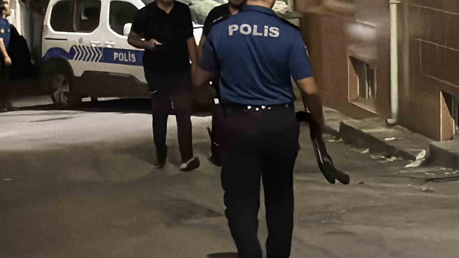 BURSA'DA POMPALI TÜFEKLE AKRABALARININ EVİNİ BASAN VE PSİKOLOJİK RAHATSIZLIĞI BULUNDUĞU ÖNE SÜRÜLEN ŞÜPHELİ, POLİS EKİPLERİNİN YAKLAŞIK 1 SAAT SÜREN İKNA ÇALIŞMASININ ARDINDAN POMPALI TÜFEĞİNİ TESLİM ETTİ.