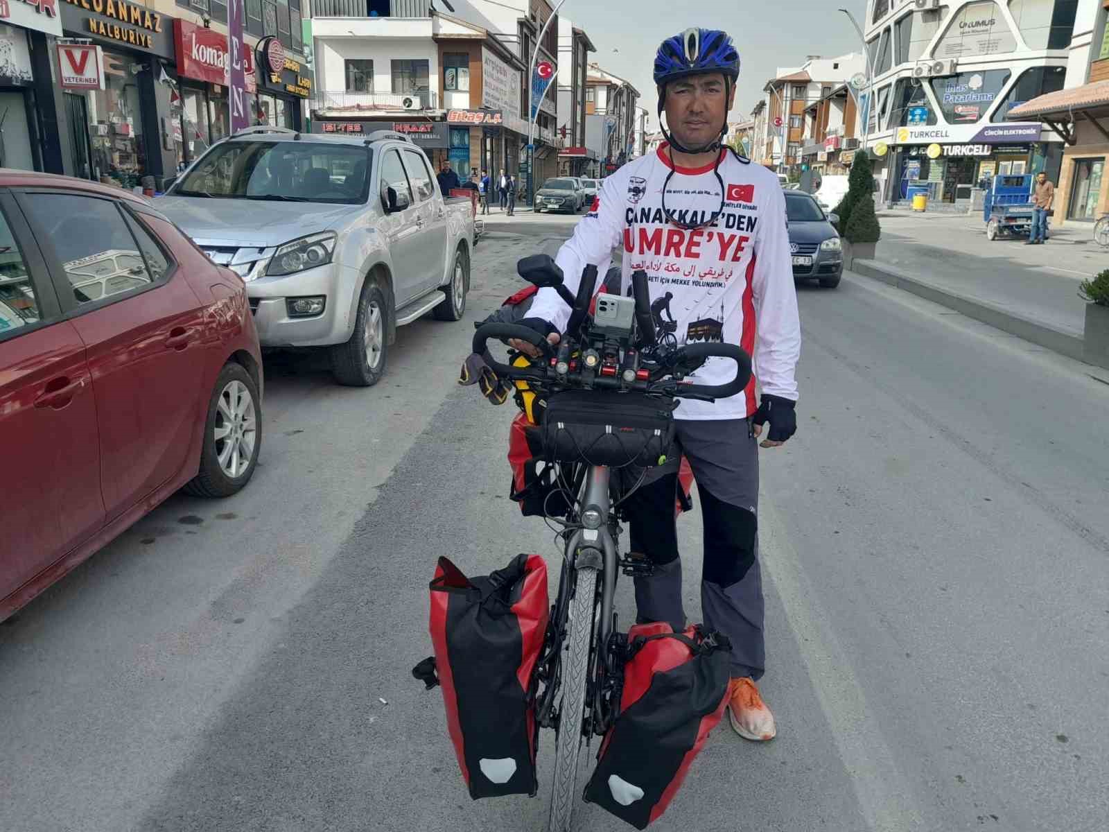 MURAT TECİMEN, "HER GİTTİĞİM YERDE MİSAFİRPERVERLİK VAR. KARAPINAR’DA BİSİKLETİM ARIZALANDI. BİR BİSİKLET TAMİRCİSİ YOLCULUĞUMU ÖĞRENİNCE PARA ALMADI, DUA İSTEDİ. BENİM ÜLKEM ÇOK GÜZEL" DEDİ.