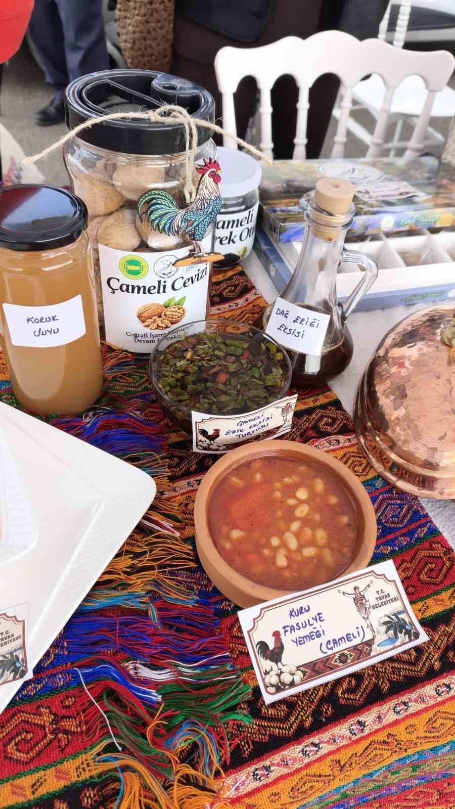 13 . ULUSLARARASI GASTRO AFYON TURİZM VE LEZZET FESTİVALİ’NDE OLUŞTURULAN DÜNYANIN EN BÜYÜK ANADOLU SOFRASINDA ÇAMELİ’NİN COĞRAFİ İŞARETLİ FASULYESİ BAŞTA OLMAK ÜZERE CEVİZ, CEVİZ EZMESİ, MENEVİŞ YOĞURTLAMASI, ÇÖREK OTU VE GELENEKSEL EL SANATLARI TANITILDI.