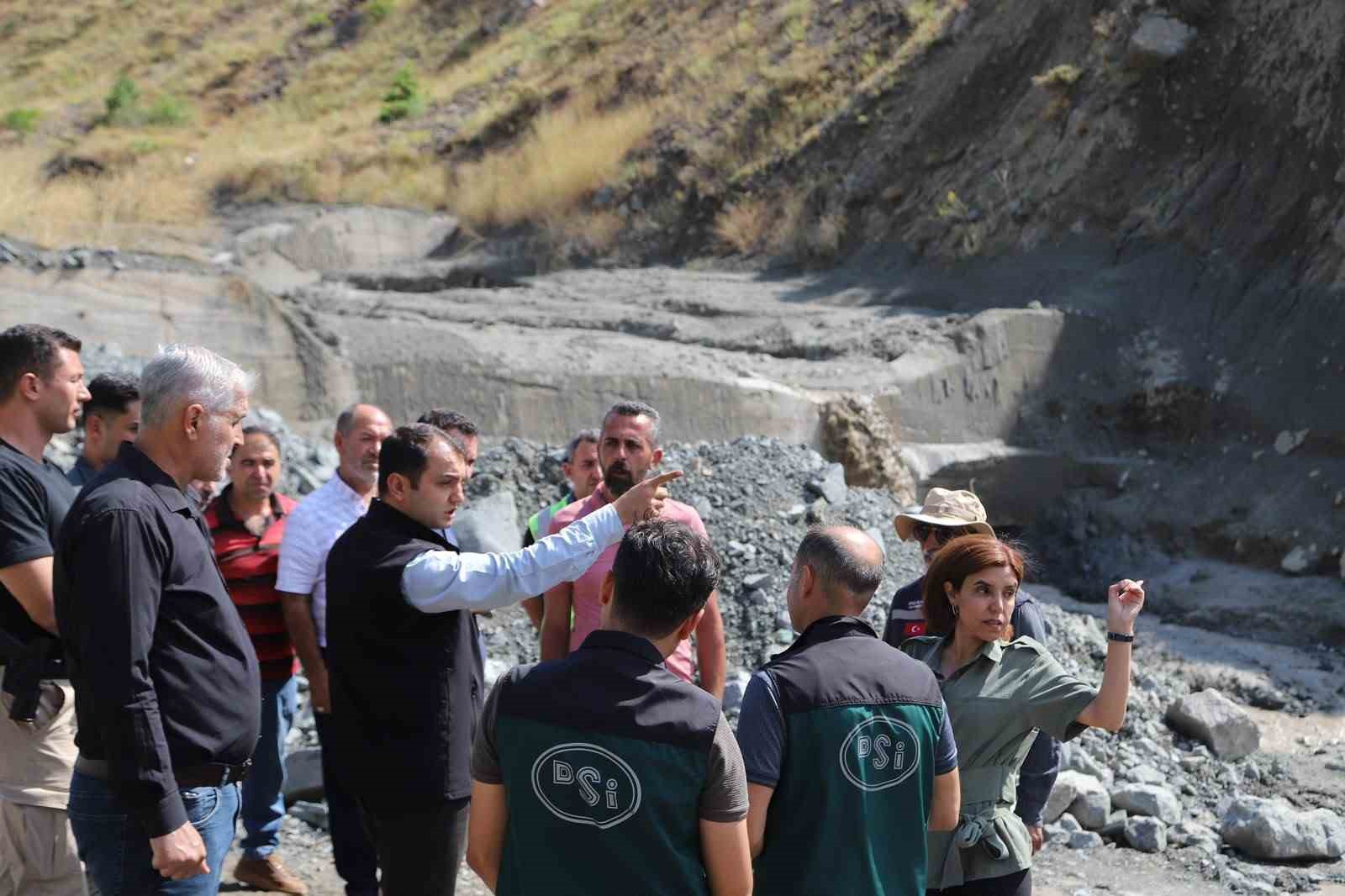 TUNCELİ’DE ETKİLİ OLAN SAĞANAK YAĞIŞTAN DOLAYI, KÖY YOLLARI ZARAR GÖRDÜ. İL ÖZEL İDARESİ EKİPLERİ, YAŞANAN OLAYIN ARDINDAN HEMEN HAREKETE GEÇEREK ÇALIŞMALARA BAŞLADI