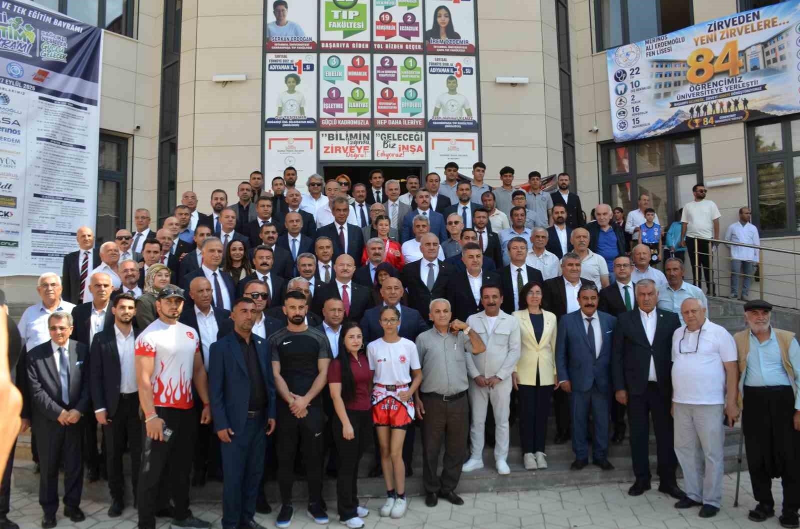 ADIYAMAN'IN BESNİ İLÇESİNDE BU YIL 28'İNCİSİ DÜZENLENEN BESNİ EĞİTİM BAYRAMI, YÜZLERCE KİŞİNİN KATILDIĞI YÜRÜYÜŞ VE AÇILIŞ TÖRENİYLE BAŞLADI.