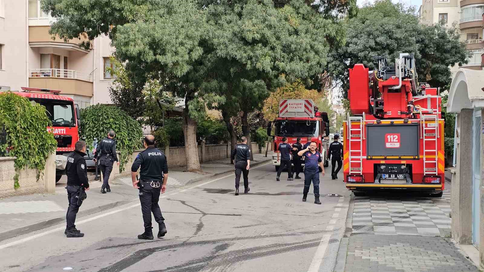 KAYSERİ'NİN MELİKGAZİ İLÇESİNDE 9 KATLI BİNANIN ÇATI KATINDA YANGIN ÇIKTI.