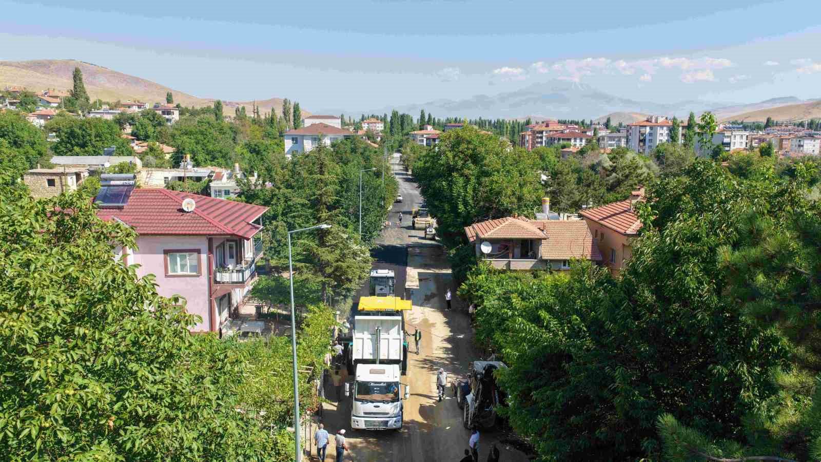 YAHYALI BELEDİYESİ, İLÇENİN ULAŞIM ALTYAPISINI GÜÇLENDİRMEK VE VATANDAŞLARIN DAHA GÜVENLİ, KONFORLU YOLLARDA SEYAHAT ETMESİNİ SAĞLAMAK AMACIYLA SICAK ASFALT ÇALIŞMALARINI ARALIKSIZ SÜRDÜRÜYOR.