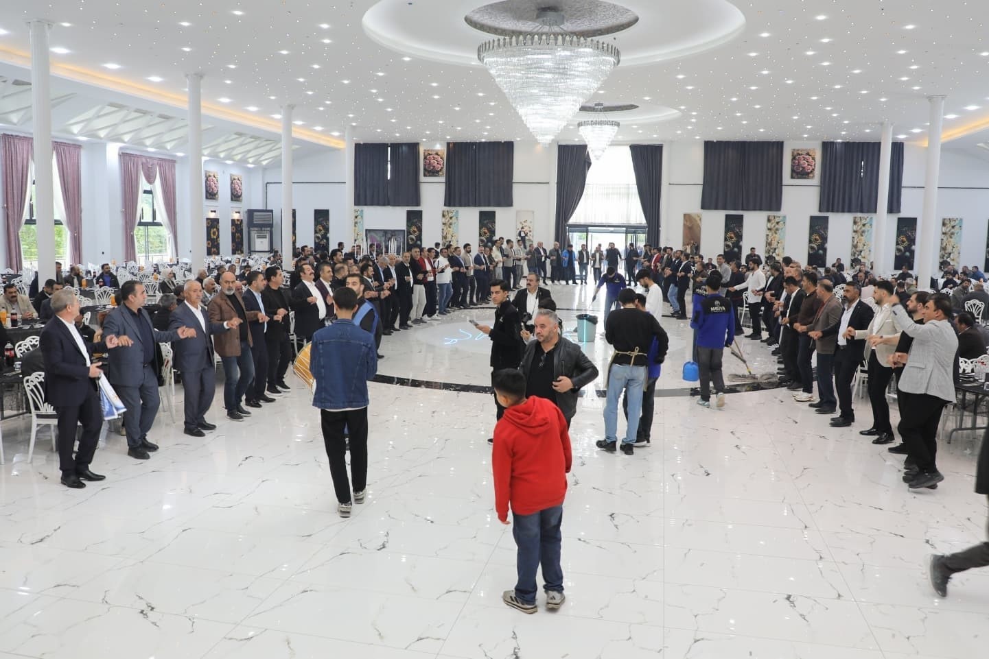VAN TİCARET VE SANAYİ ODASI'NIN (VAN TSO) 24 EKİM 2026 TARİHİNDE GERÇEKLEŞTİRİLEN ORGAN SEÇİMLERİNDE 19 MESLEK KOMİTESİNİN 10'UNU KAZANAN NECDET TAKVA ÖNCÜLÜĞÜNDEKİ ORTAK AKIL VE MAVİ LİSTE EKİBİ, SEÇİM BAŞARISINI DÜZENLENEN PROGRAMLA KUTLADI.