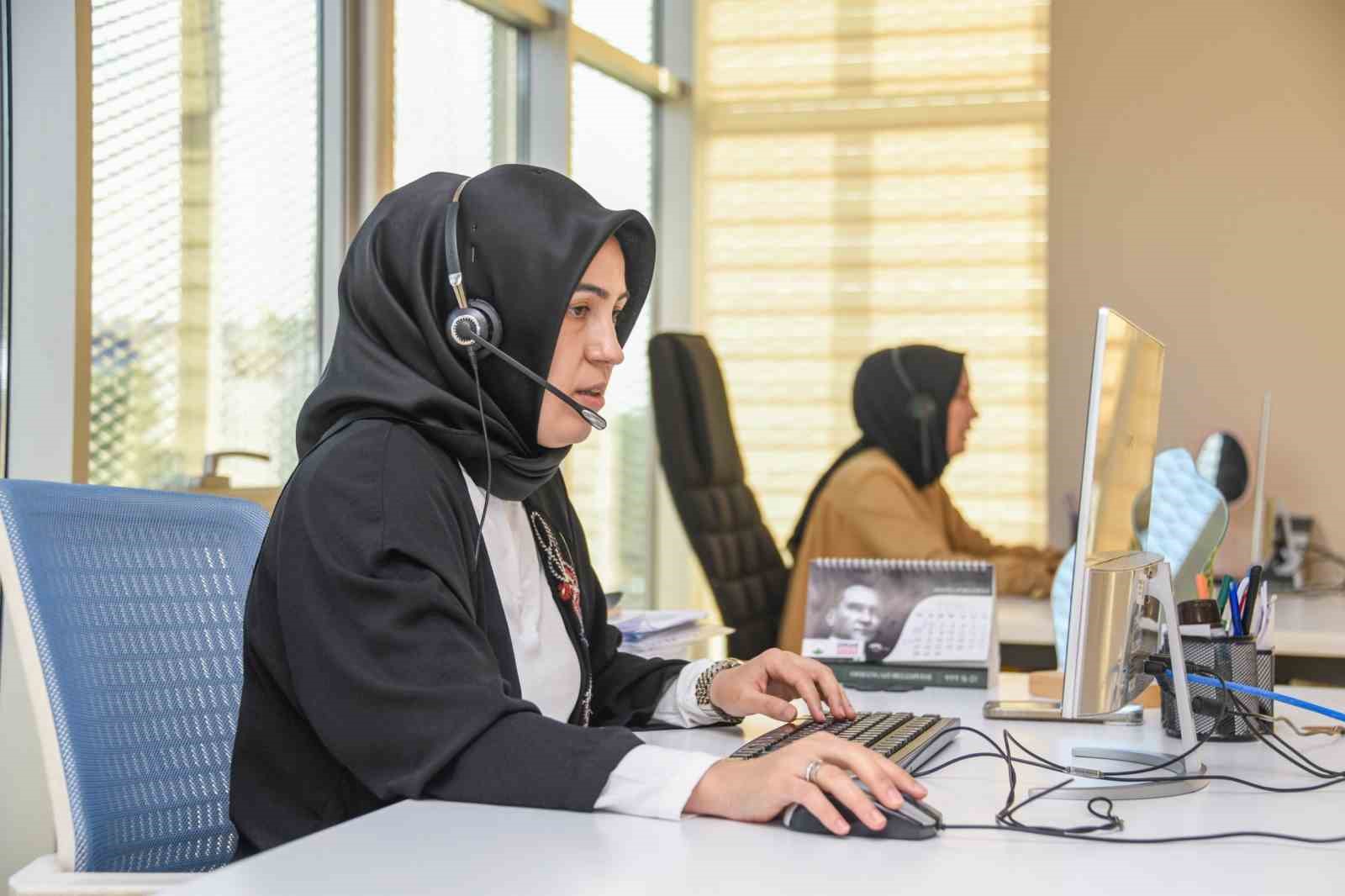 OSMANGAZİ’DE YAŞAYAN VATANDAŞLARIN TALEP VE BEKLENTİLERİNİ DOĞRUDAN DİNLEMEK AMACIYLA TELEFONUN BAŞINA GEÇEREK GELEN ÇAĞRILARI YANITLAYAN OSMANGAZİ BELEDİYE BAŞKANI ERKAN AYDIN, SAMİMİ GÖRÜŞMELER GERÇEKLEŞTİREREK İLETİLEN TALEPLERİN HIZLI BİR ŞEKİLDE ÇÖZÜME KAVUŞTURULMASINI SAĞLADI. OSMANGAZİ BELEDİYESİ, VATANDAŞI ÖNCELEYEN BU ANLAYIŞIYLA TÜRKİYE GENELİNDEKİ MEMNUNİYET LİSTESİNDE ZİRVEDE YER ALDI.