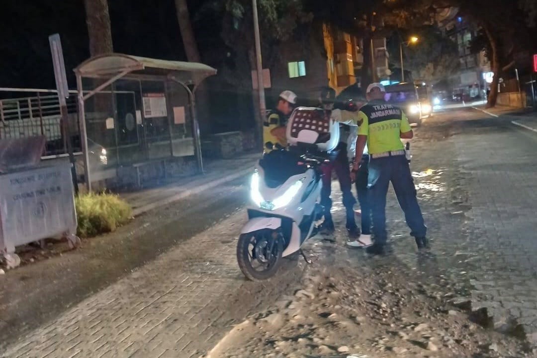 MANİSA’DA İL JANDARMA KOMUTANLIĞI EKİPLERİNCE GERÇEKLEŞTİRİLEN BÖLGESEL HUZUR VE GÜVEN UYGULAMASI KAPSAMINDA 8 BİN 673 ŞAHIS SORGULANIRKEN, ÇEŞİTLİ SUÇLARDAN ARANAN 11 KİŞİNİN YAKALANDI. DENETİMLERDE 4 BİN 572 ARAÇ KONTROL EDİLİRKEN, 27 ARAÇ TRAFİKTEN MEN EDİLDİ.