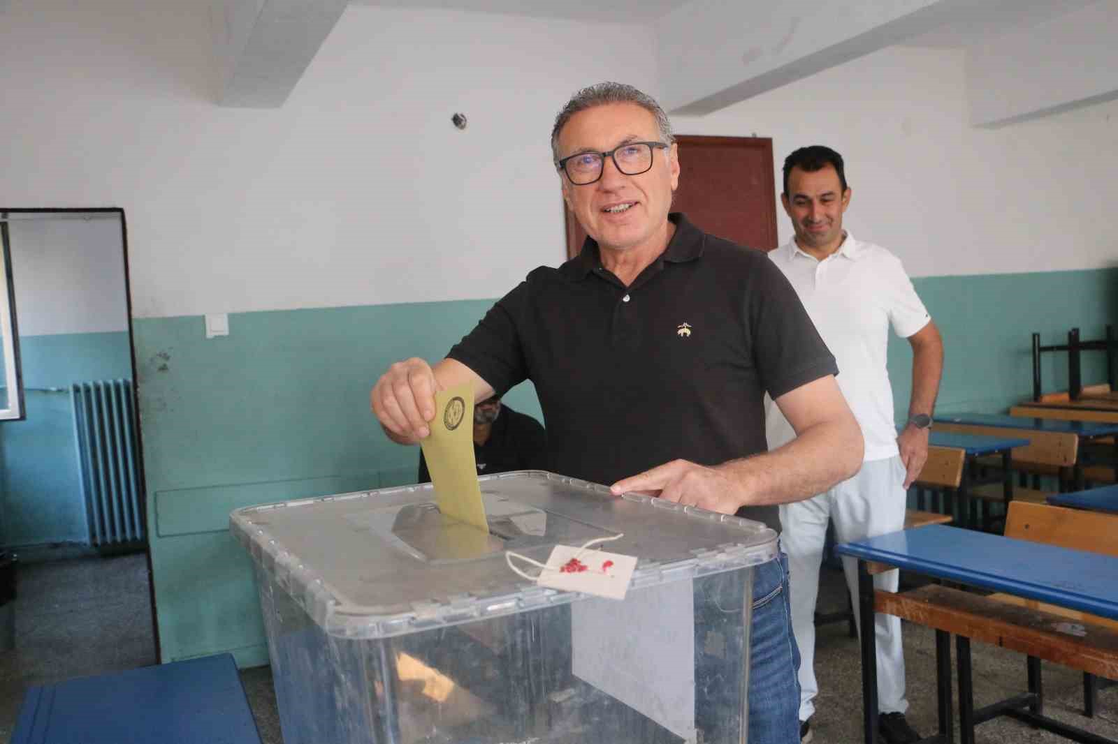 DİYARBAKIR TİCARET VE SANAYİ ODASI’NDA (DTSO) MESLEK KOMİTESİ VE MECLİS ÜYELERİ SEÇİMİ BAŞLADI. 26 BİN 515 ÜYESİ BULUNAN DTSO’DA, SEÇME VE SEÇİLME HAKKINA SAHİP 9 BİN 946 ÜYE OY KULLANACAK.
