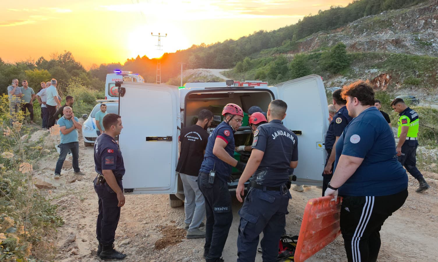 AKYAZI İLÇESİNDE KONTROLDEN ÇIKAN TIRIN ŞARAMPOLE DEVRİLDİĞİ KAZADA SÜRÜCÜ HAYATINI KAYBETTİ.