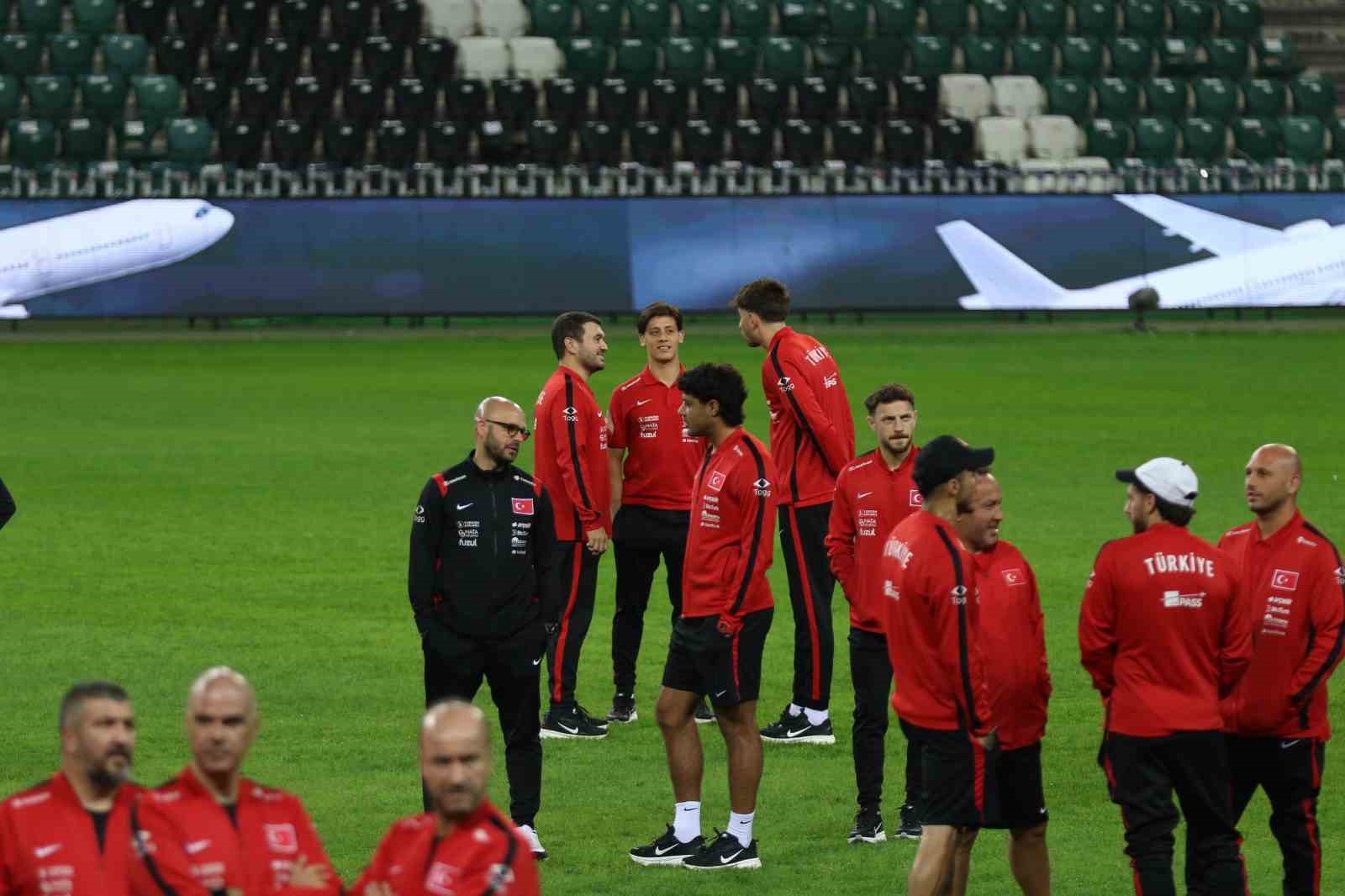 A MİLLİ FUTBOL TAKIMI, UEFA ULUSLAR A LİGİ 1. GRUP İLK MAÇINDA YARIN FRANSA İLE OYNAYACAĞI MAÇ ÖNCESİ KOCAELİ STADYUMU'NDA YÜRÜYÜŞ YAPTI.