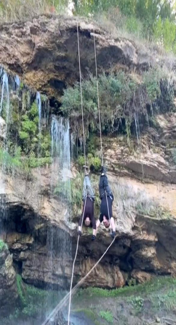 SİVAS’TA DOĞA SPORLARIYLA İLGİLENEN SELAHATTİN GÜNGÖRDÜ, ARKADAŞI KERİM KARABUDAK’A SOSYAL MEDYA ÜZERİNDEN MEYDAN OKUMAK İÇİN EKİBİYLE BİRLİKTE YILDIZ ŞELALESİ’NDEN İPLE SARKTI. GÜNGÖRDÜ’NÜN PAYLAŞIMINA KARABUDAK DA MEYDAN OKUMAYI KABUL EDEREK KARŞILIK VERDİ.