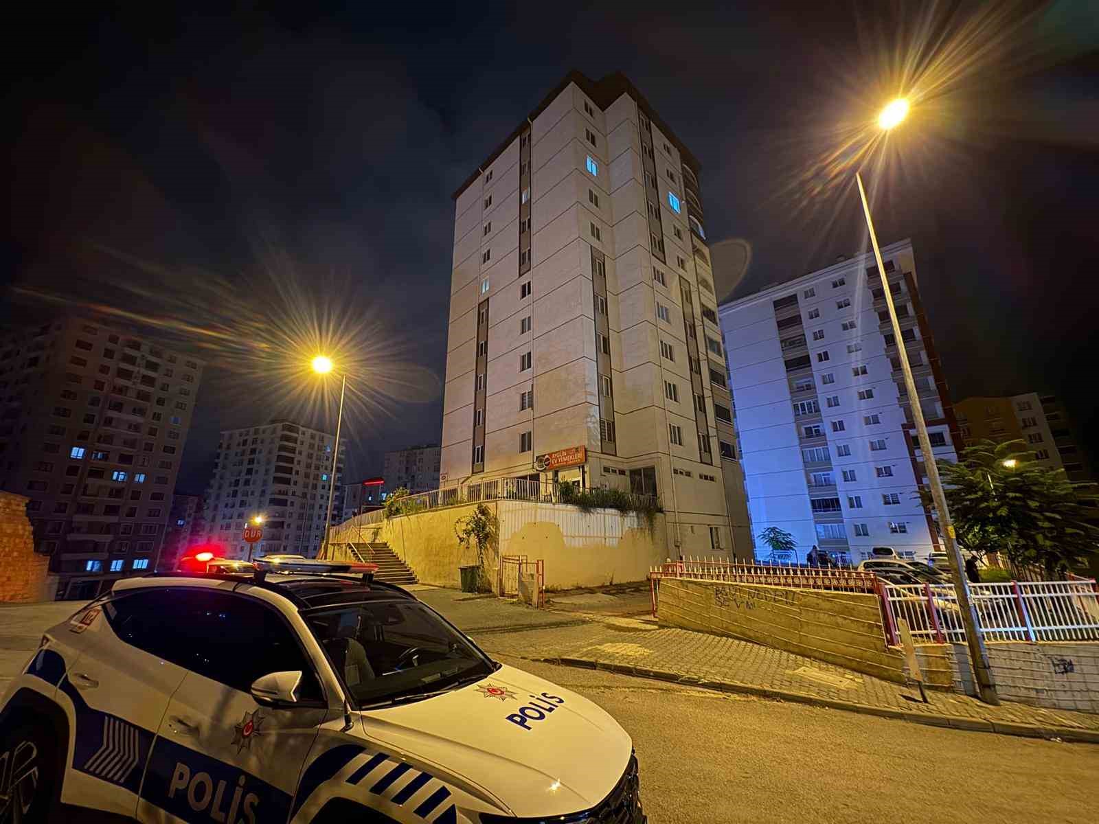KAYSERİ’NİN TALAS İLÇESİNDE 10 KATLI BİR BİNANIN ZEMİN KATINDAN YÜKSELEN DUMAN, PANİĞE NEDEN OLDU. DUMANIN BİNANIN ELEKTRİK AKSAMINDA OLUŞAN BİR ARIZA NEDENİYLE OLUŞTUĞU DEĞERLENDİRİLİRKEN, DUMANLARIN TAHLİYE EDİLMESİNİN ARDINDAN VATANDAŞLAR YENİDEN EVLERİNE ALINDI.