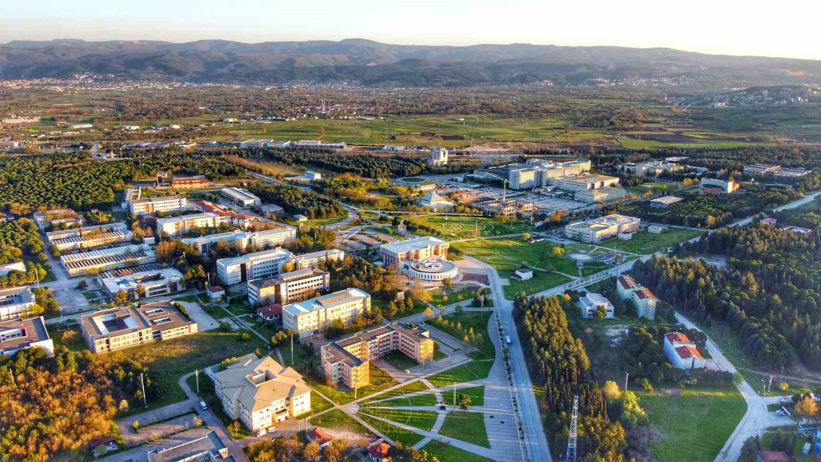 BURSA ULUDAĞ ÜNİVERSİTESİNDE (BUÜ) 2026-2027 EĞİTİM ÖĞRETİM DÖNEMİ İÇİN AÇILAN KONTENJANLARIN NEREDEYSE TAMAMI DOLDU. FAKÜLTE BAZINDA YÜZDE 99.92 TERCİH EDİLME ORANI YAKALAYAN ÜNİVERSİTENİN MESLEK YÜKSEKOKULLARINDA İSE KONTENJAN DOLULUĞU YÜZDE 99.98’Yİ BULDU.