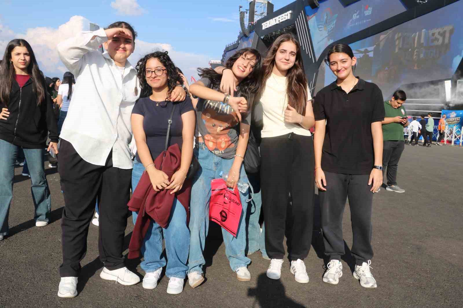 ŞANLIURFA'DA DÜZENLENEN TEKNOFEST GÜNEYDOĞU'NUN İKİNCİ GÜNÜNDE DE ÖĞRENCİLER VE VATANDAŞLAR, YERLİ VE MİLLİ TEKNOLOJİ ÜRÜNLERİNİ YAKINDAN İNCELEMEK İÇİN FESTİVAL ALANINI DOLDURDU. İLK GÜN 100 BİNİN ÜZERİNDE ZİYARETÇİYİ AĞIRLAYAN FESTİVAL, İKİNCİ GÜNÜNDE İSE 140 BİN KİŞİ TARAFINDAN ZİYARET EDİLDİ.