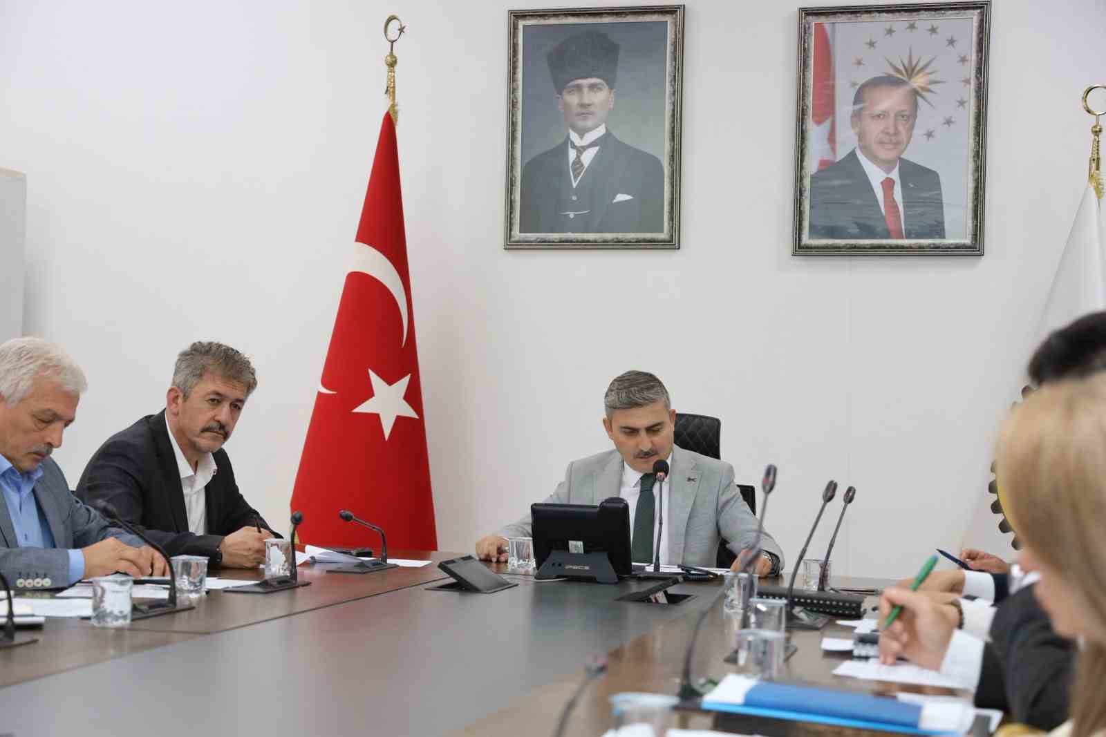 DÜZCE İL ÖZEL İDARESİ İL ENCÜMEN TOPLANTISI, GENEL SEKRETER NURİ ÇELİK BAŞKANLIĞINDA GERÇEKLEŞTİRİLDİ. TOPLANTIDA GÜNDEMDE YER ALAN 13 MADDE GÖRÜŞÜLEREK KARARA BAĞLANDI.