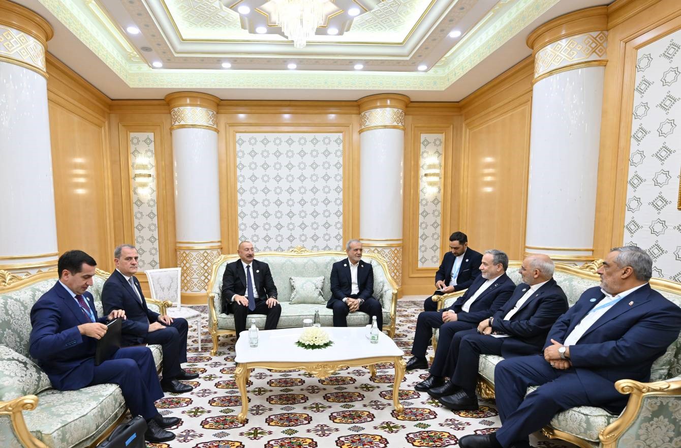 AZERBAYCAN CUMHURBAŞKANI ALİYEV, İRAN CUMHURBAŞKANI PEZEŞKİYAN’LA BİR ARAYA GELDİ