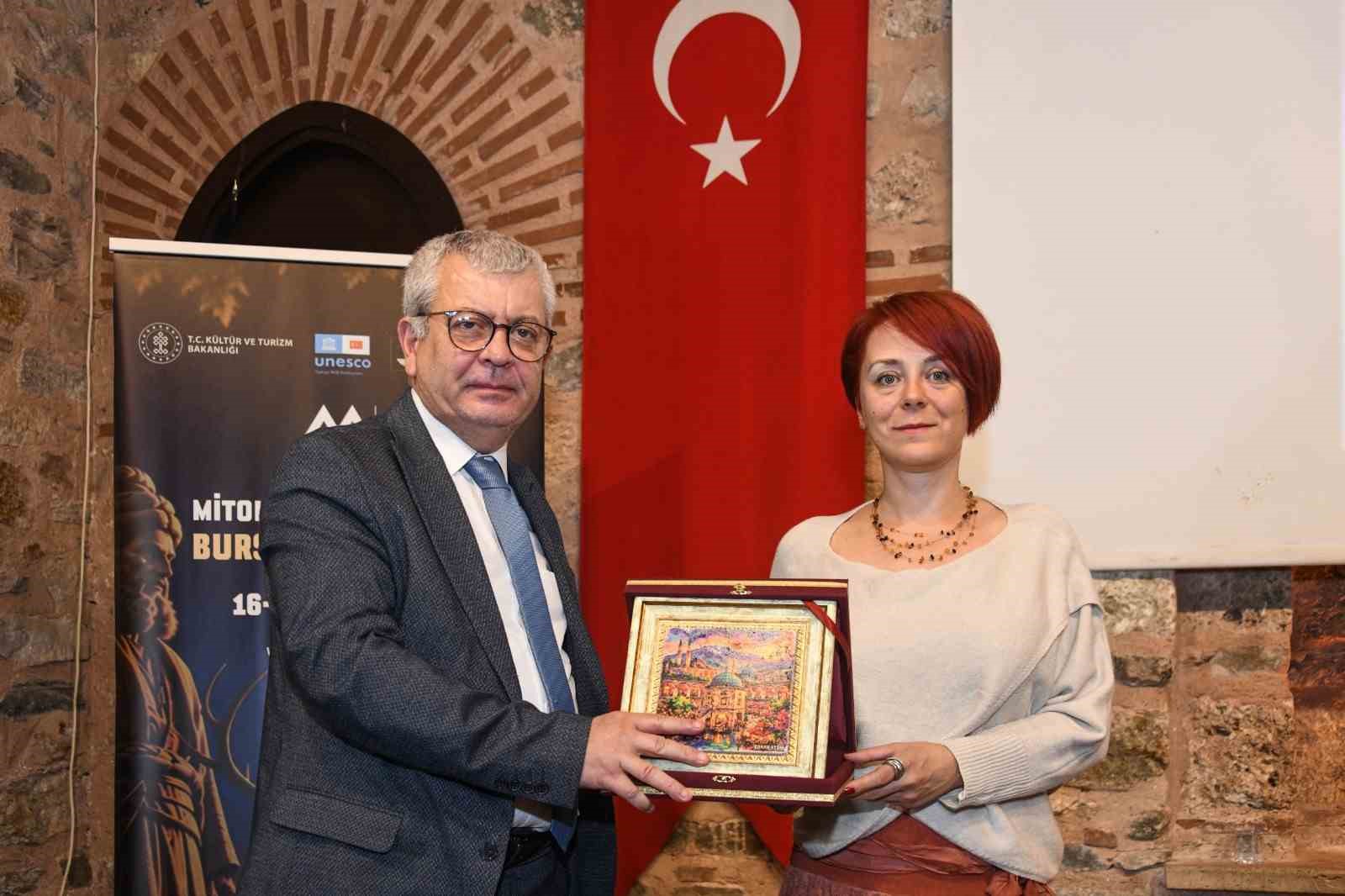 OSMANGAZİ BELEDİYESİ’NİN EV SAHİPLİĞİNDE DÜZENLENEN 4. MİTOLOJİ FİLM HAFTASI, SÖYLEŞİLER VE ANTİK DÖNEM TADIMLARIYLA KATILIMCILARI GEÇMİŞİN İZİNDE BİR YOLCULUĞA ÇIKARDI. ECEHAN BİÇEN, "ODYSSEUS’UN YOLCULUĞU" BAŞLIKLI SÖYLEŞİSİNDE HOMEROS’UN DESTANINI ELE ALIRKEN, YAZAR VE MUTFAK KÜLTÜRÜ ARAŞTIRMACISI SİBEL ÖNBAŞ DA ANTİK DÖNEMDEN GÜNÜMÜZE UZANAN LEZZETLERİ ANLATTI.