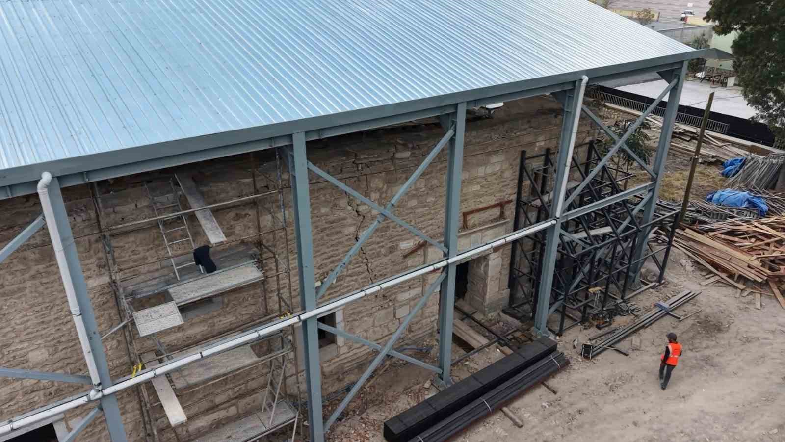 YAKLAŞIK 500 YIL ÖNCE SELÇUKLU DÖNEMİNDE AKSARAY’IN ESKİL İLÇESİNDE YAPTIRILAN TARİHİ ULU CAMİ 6 YILDIR DEFALARCA KEZ RESTORASYONA GİRMESİNE RAĞMEN HALEN İBADETE KAPALI. İLÇE HALKI BİTMEYEN RESTORASYONA İSYAN EDERKEN, YENİ BİR FİRMA TARAFINDAN BAŞLATILAN TADİLAT ÇALIŞMALARI SÜRÜYOR.