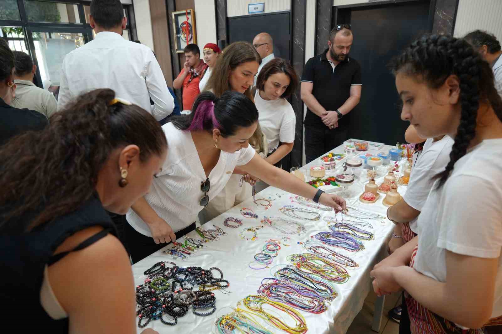 SAMSUN’DA ÖZEL EĞİTİM ÖĞRENCİLERİNİN EL EMEĞİYLE HAZIRLADIĞI REÇELLER VE EL SANATLARI ÜRÜNLERİ, ÖZEL BİR FİRMA TARAFINDAN SATIN ALINARAK ÖĞRENCİLERE DESTEK SAĞLANDI. ÖĞRENCİLER, ÜRETTİKLERİ ÜRÜNLERİN İLGİ GÖRMESİNİN MUTLULUĞUNU YAŞADI.