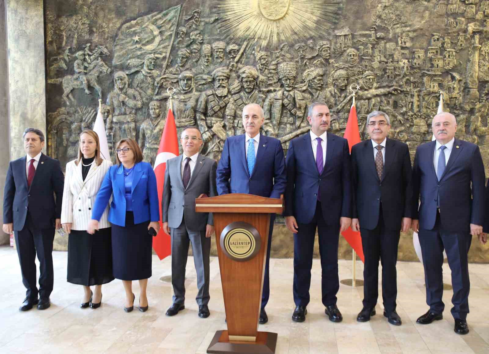 VALİLİK ŞEREF DEFTERİNE İMZA ATAN KURTULMUŞ, BERABERİNDEKİ BELEDİYE BAŞKANLARI VE MİLLETVEKİLLERİYLE VALİLİK MAKAMINDA VALİ ÇEBER İLE GÖRÜŞTÜ.