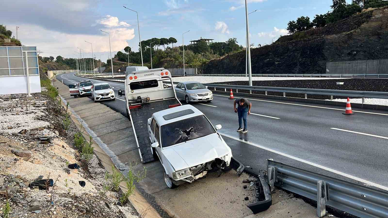 KAZANIN ARDINDAN OTOMOBİL, ÇEKİCİ YARDIMIYLA OTOPARKA KALDIRILDI.