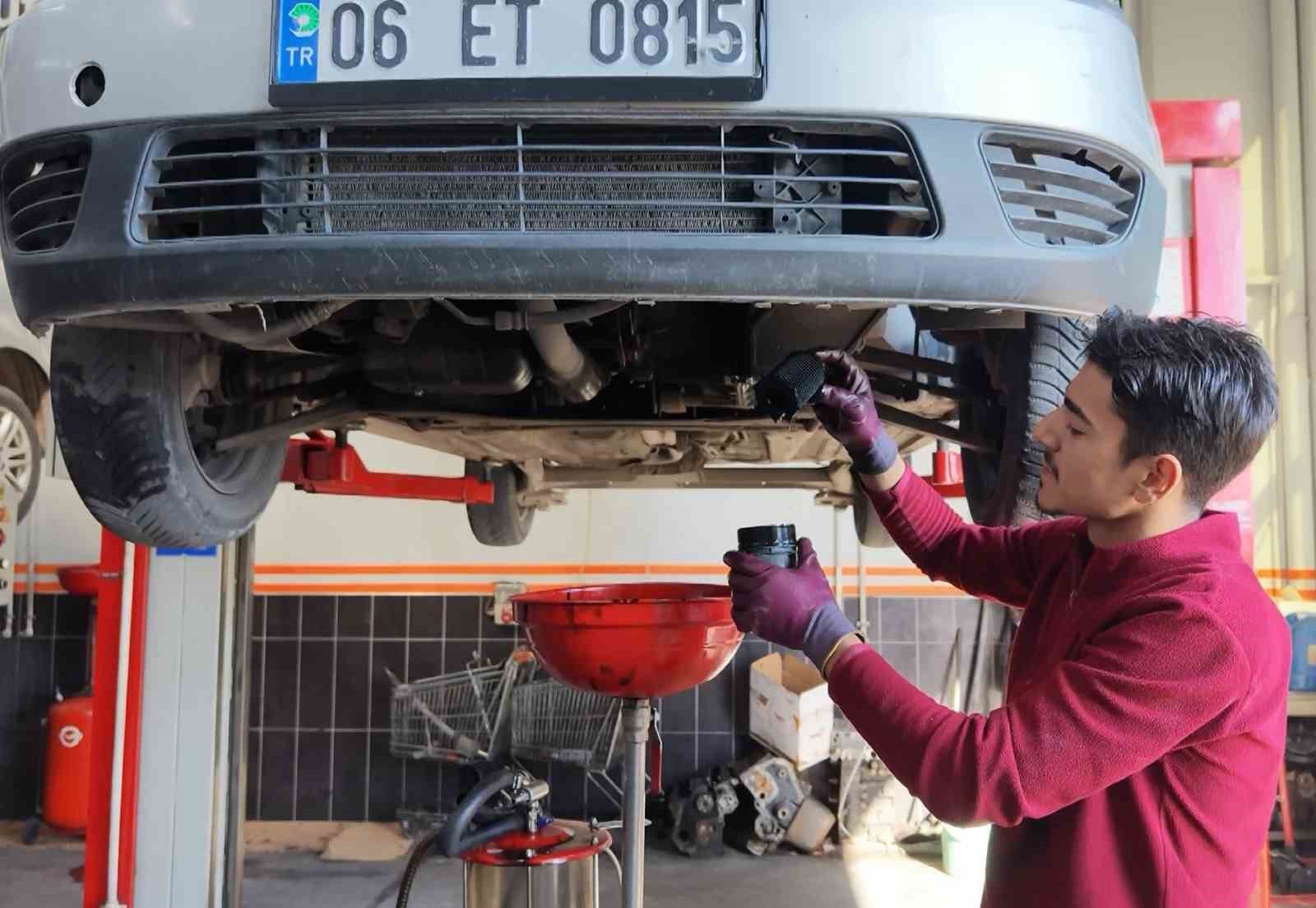 KIŞ MEVSİMİNİN GELMESİYLE BİRLİKTE DÜŞEN HAVA SICAKLIKLARI ARAÇLARDA KIŞLIK BAKIMIN DA SİNYALLERİNİ VERİYOR. SOĞUKLARA KARŞI ANTİFRİZİN BÜYÜK ÖNEM ARZ ETTİĞİ KIŞLIK BAKIMLARINDA USTALAR ARAÇ SAHİPLERİNİ UYARDI.