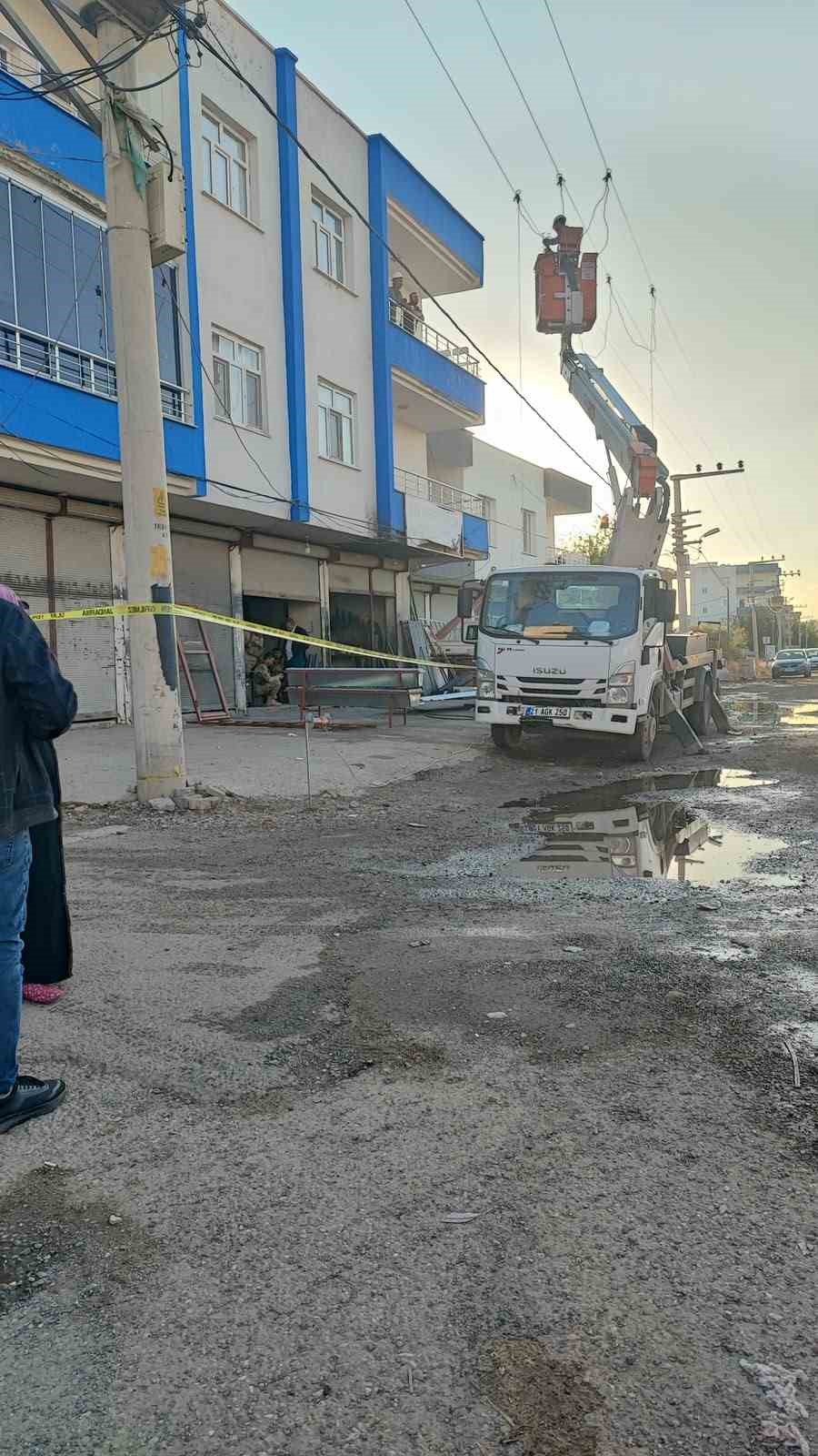 DİYARBAKIR’IN BİSMİL İLÇESİNDE SACI ÇEKMEK İSTERKEN YÜKSEK GERİLİM HATTINA TEMAS ETMESİ SONUCU ELEKTRİK AKIMINA KAPILAN KAYNAK USTASI HAYATINI KAYBEDERKEN, 2 ÇIRAĞI DA AĞIR YARALANDI.