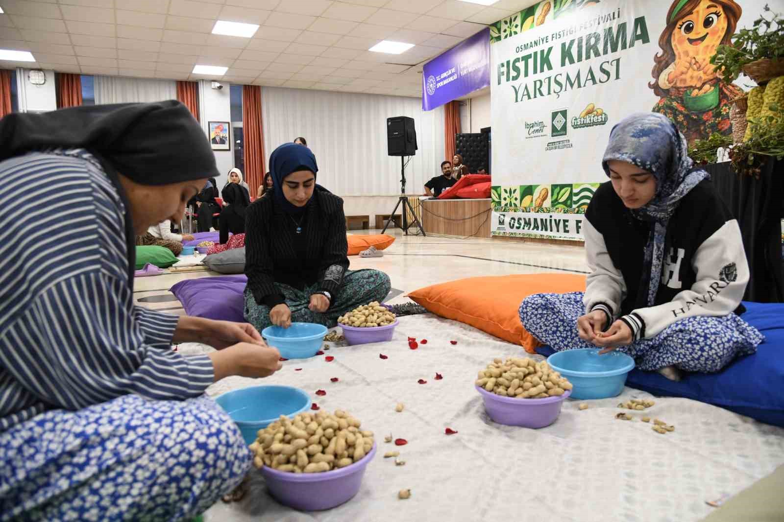 OSMANİYE’DE BU YIL 3’ÜNCÜSÜ DÜZENLENECEK OSMANİYE FISTIĞI FESTİVALİ KAPSAMINDA KYK KIZ ÖĞRENCİ YURDU’NDA GERÇEKLEŞTİRİLEN YER FISTIĞI KIRMA YARIŞMASINDA 10 ÜNİVERSİTE ÖĞRENCİSİ, EN KISA SÜREDE FISTIK AYIKLAMAK İÇİN KIYASIYA MÜCADELE ETTİ.