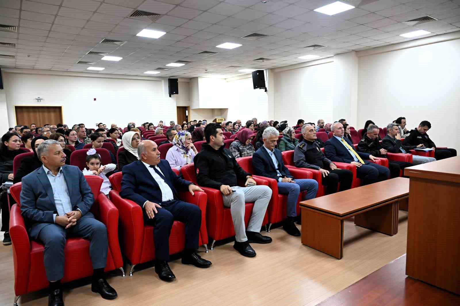 KASTAMONU İL EMNİYET MÜDÜRÜ TAMER TAŞ, KENTTE GÖREV YAPAN OKUL MÜDÜRLERİ VE OKUL BAHÇE GÖREVLİLERİYLE BİR ARAYA GELEREK, OKUL VE ÇEVRELERİNDE ALINAN GÜVENLİK TEDBİRLERİNİ DEĞERLENDİRDİ.
