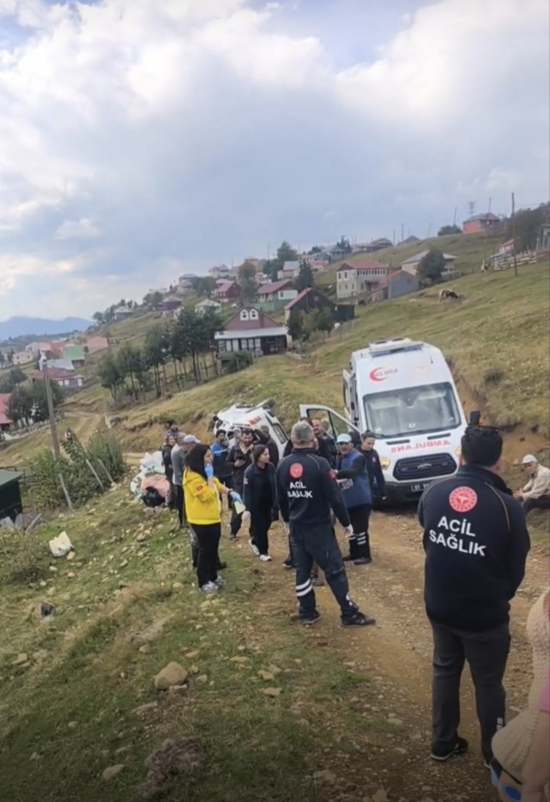 TRABZON'UN ŞALPAZARI İLÇESİNİN SİS DAĞI YAYLASI'NDA MEYDANA GELEN KAZADA 4 KİŞİ YARALANDI.